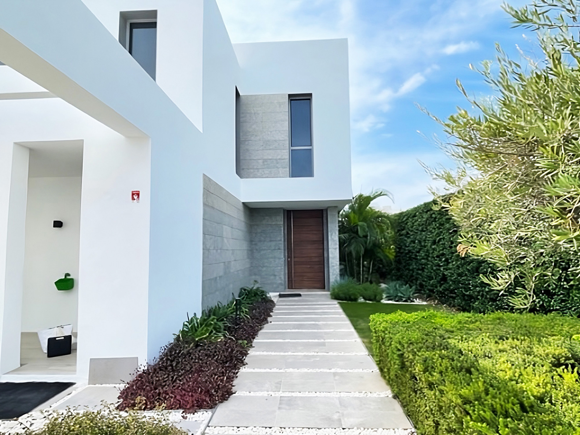Contemporary villa located near the Los Flamingos Golf club, close to every amenity
