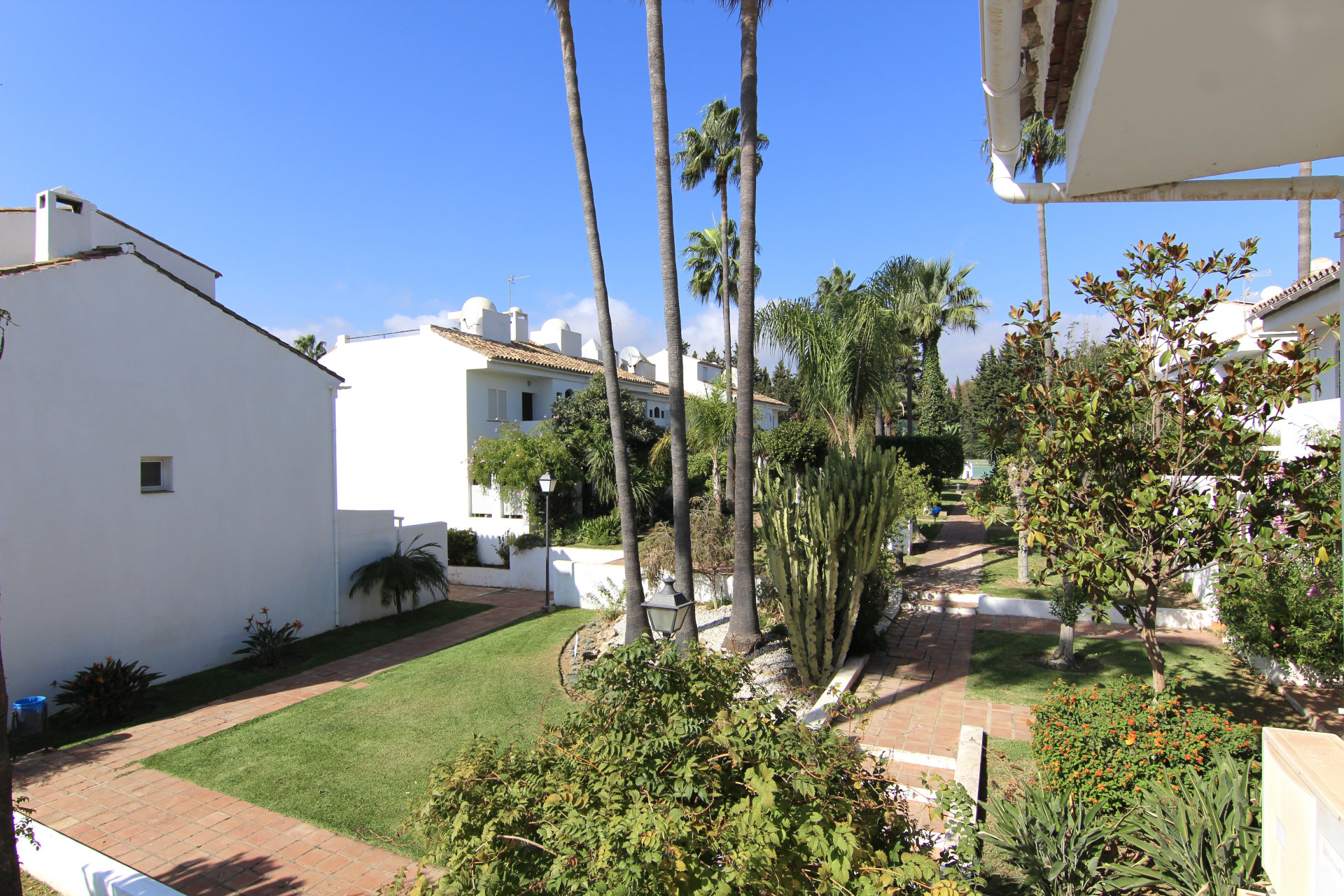 Lovely 4 bedroom townhouse set in a gated community close to every amenity in Atalaya