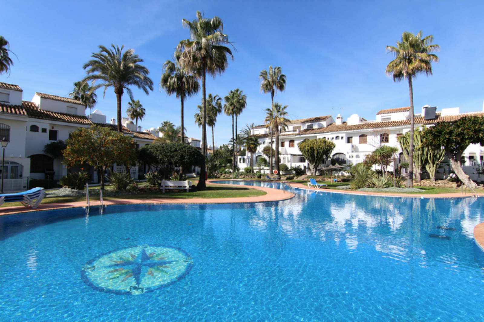 Lovely 4 bedroom townhouse set in a gated community close to every amenity in Atalaya