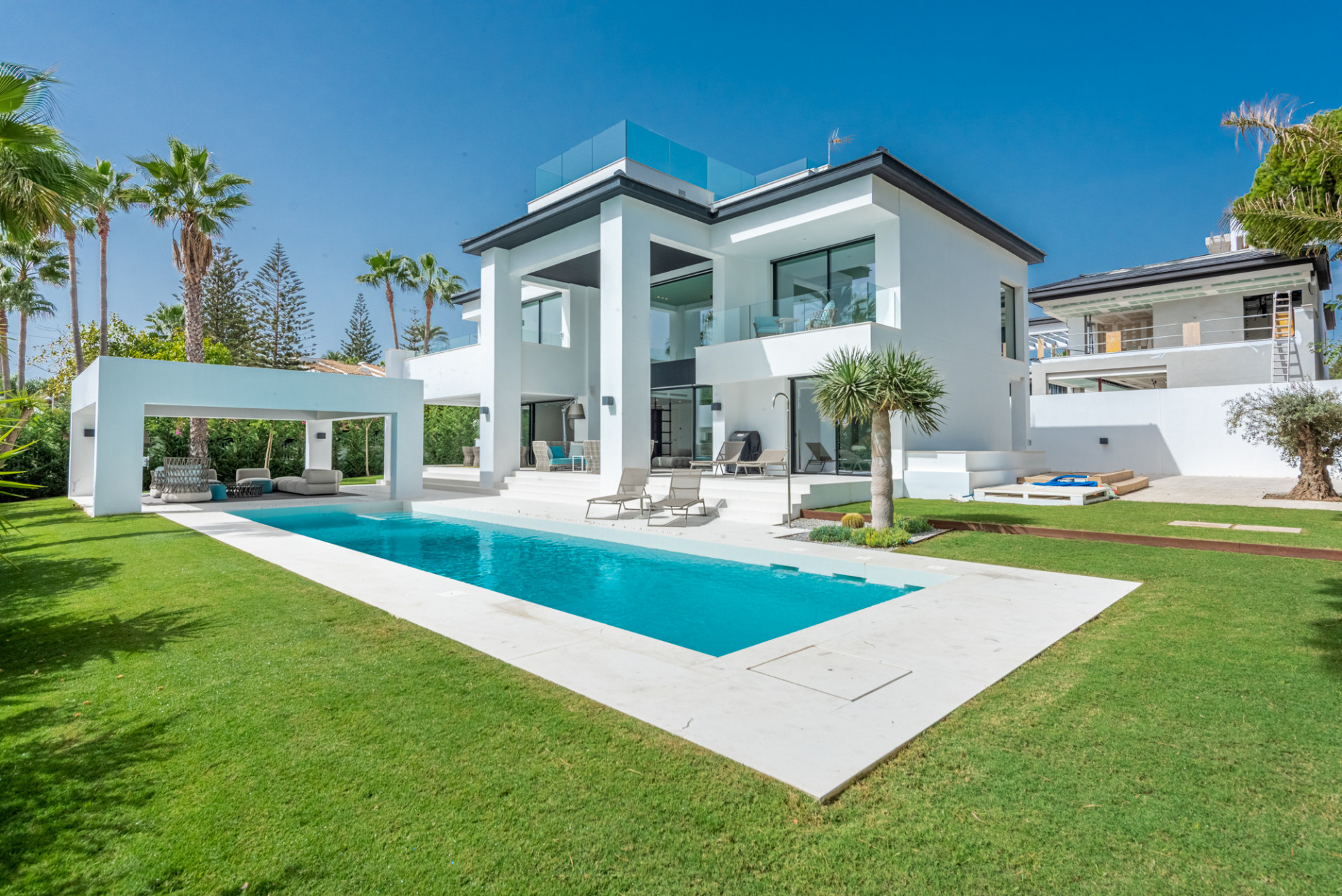 Newly-built villa walking distance from the beach and featuring  sea views from all levels in Cortijo Blanco