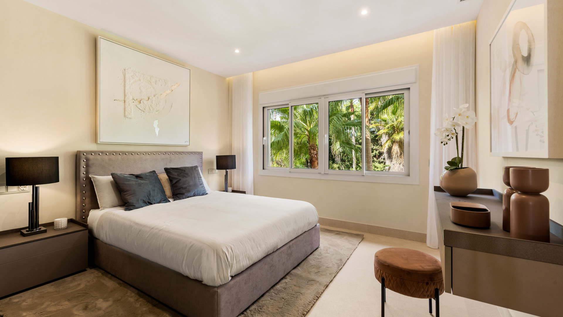 Fully renovated 3-bedroom, frontline beach apartment in Bahia del Velerin