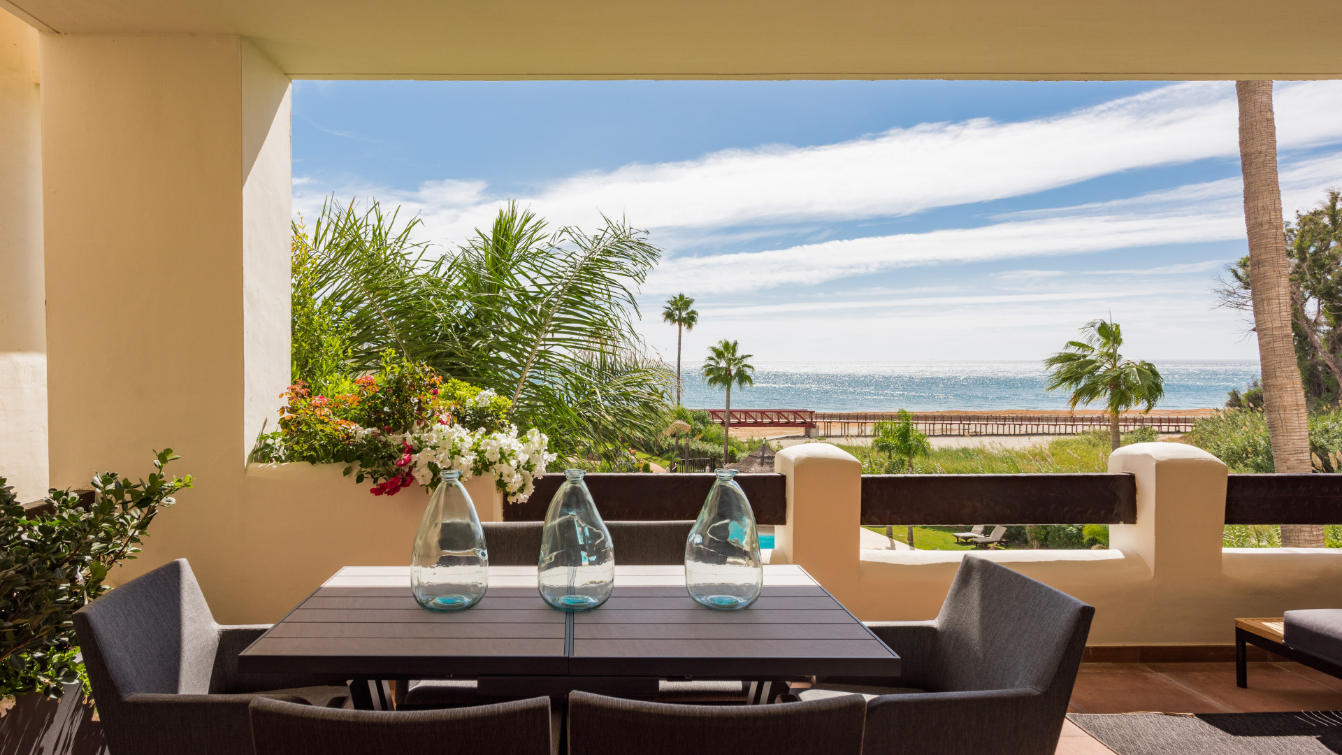 Fully renovated 3-bedroom, frontline beach apartment in Bahia del Velerin