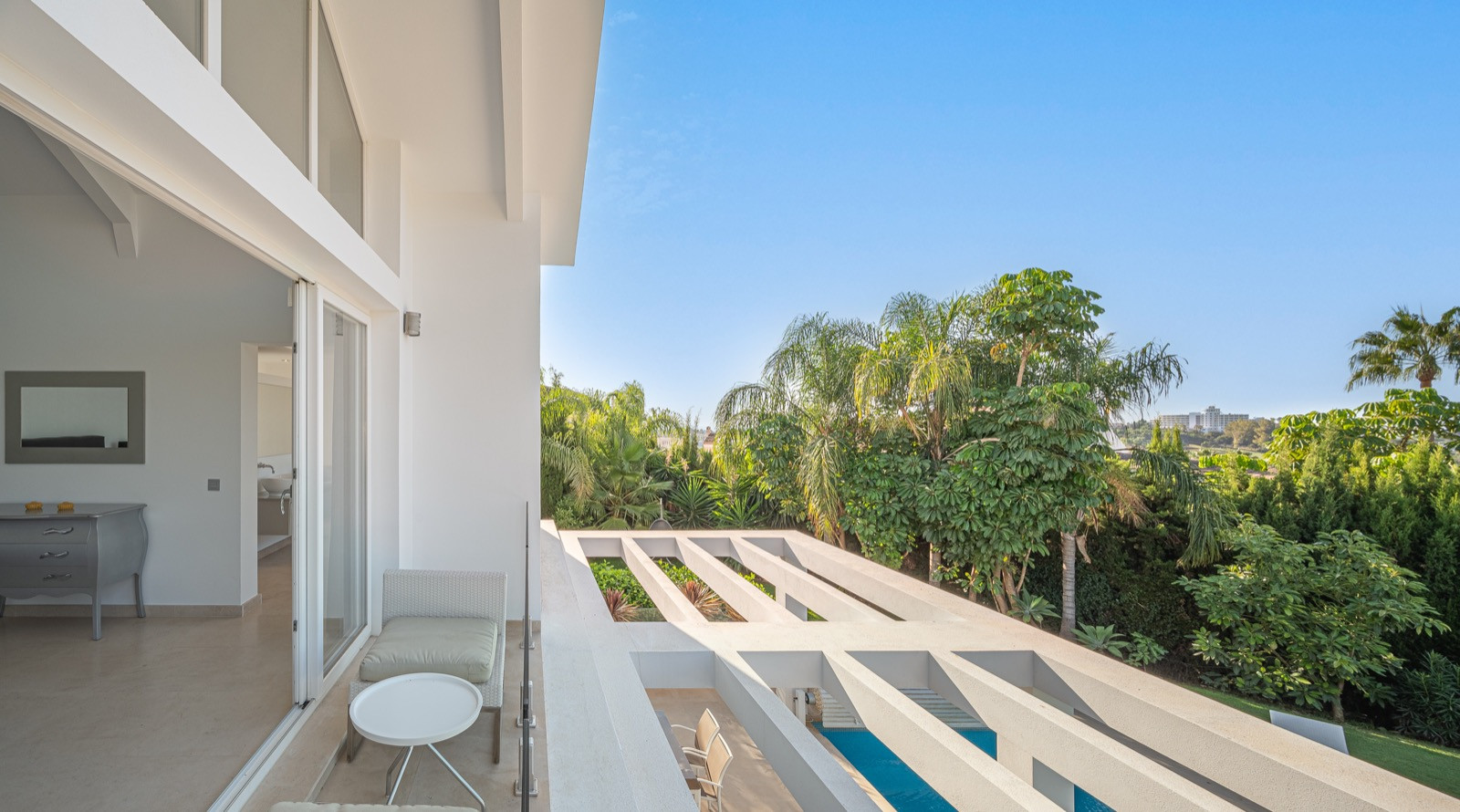 Great opportunity! Recently refurbished villa with great sea and garden views in Paraiso Alto
