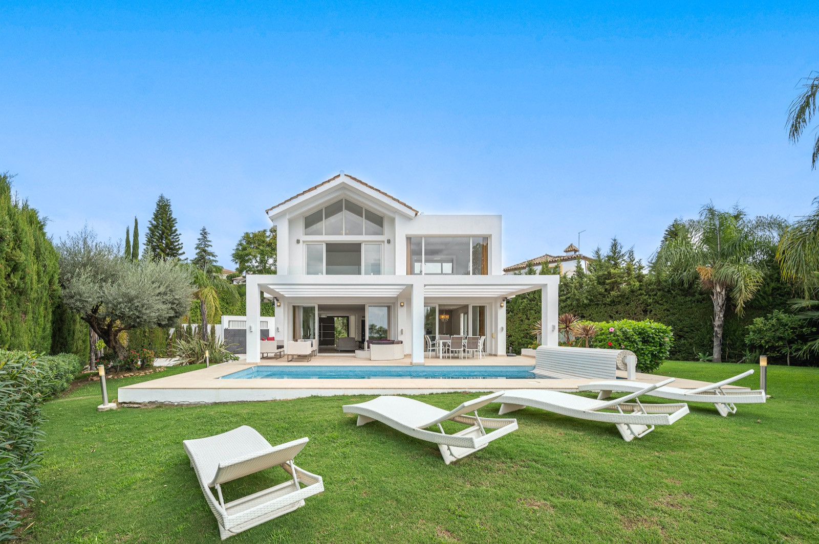 Great opportunity! Recently refurbished villa with great sea and garden views in Paraiso Alto