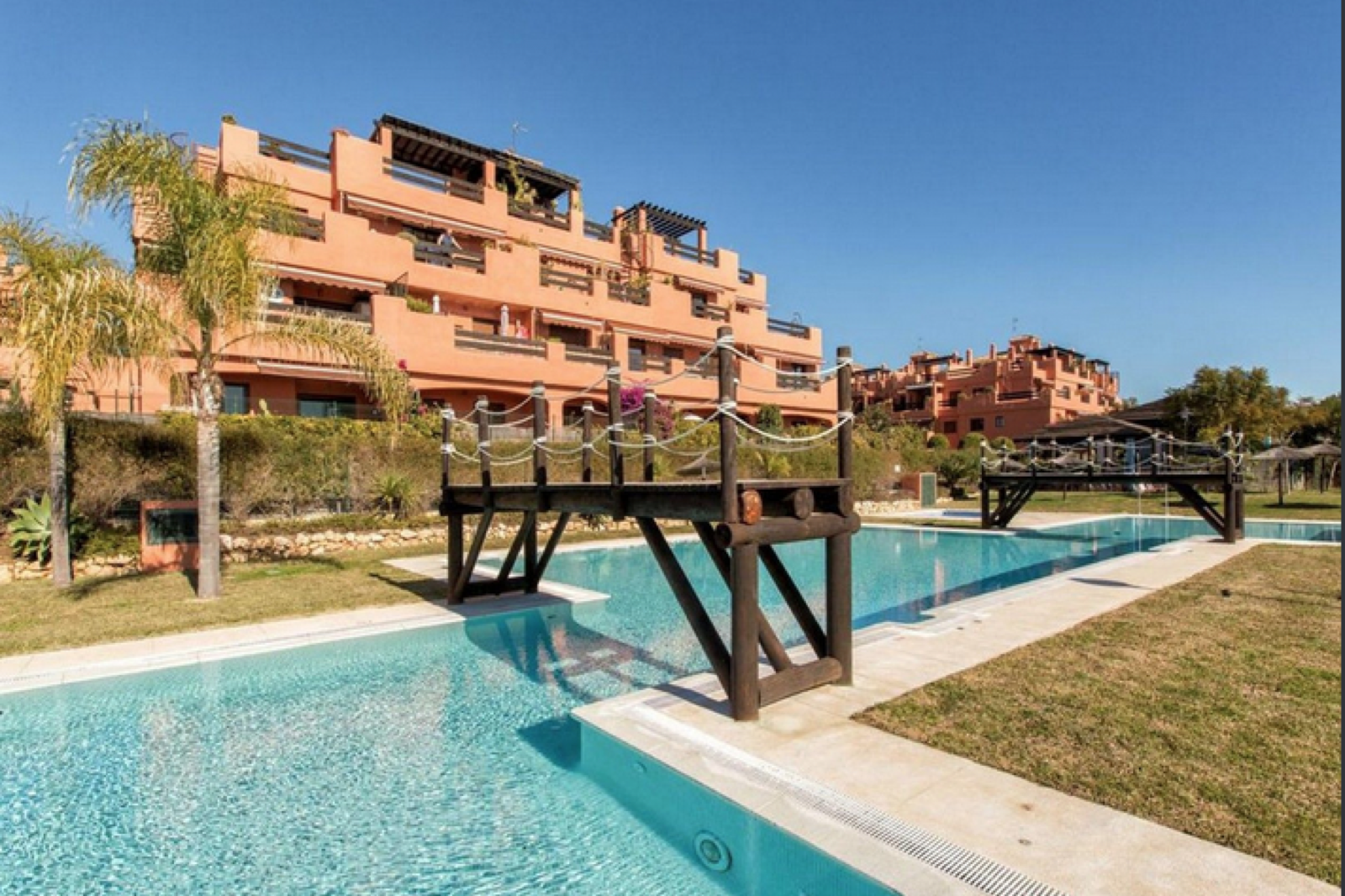 Fantastic apartment with large terrace in a private complex very close to the beach