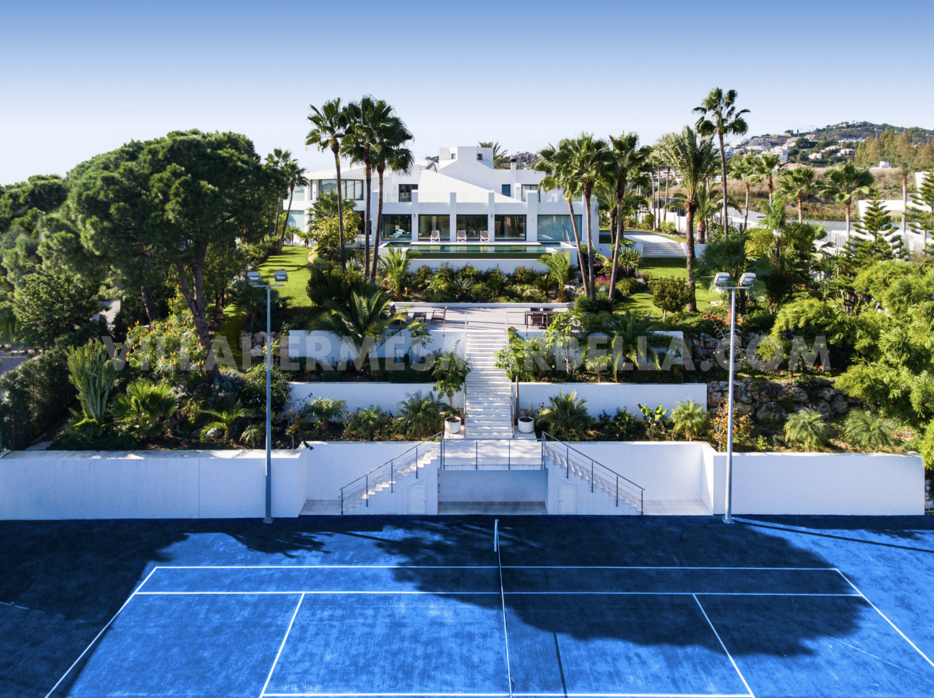 Breathtaking iconic modern villa set on a huge plot in Nueva Andalucia