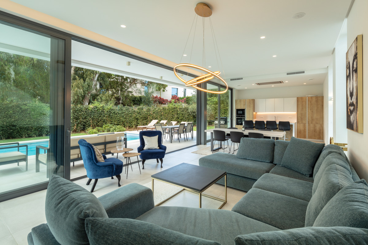 Completely renovated, contemporary villa close to all amenities