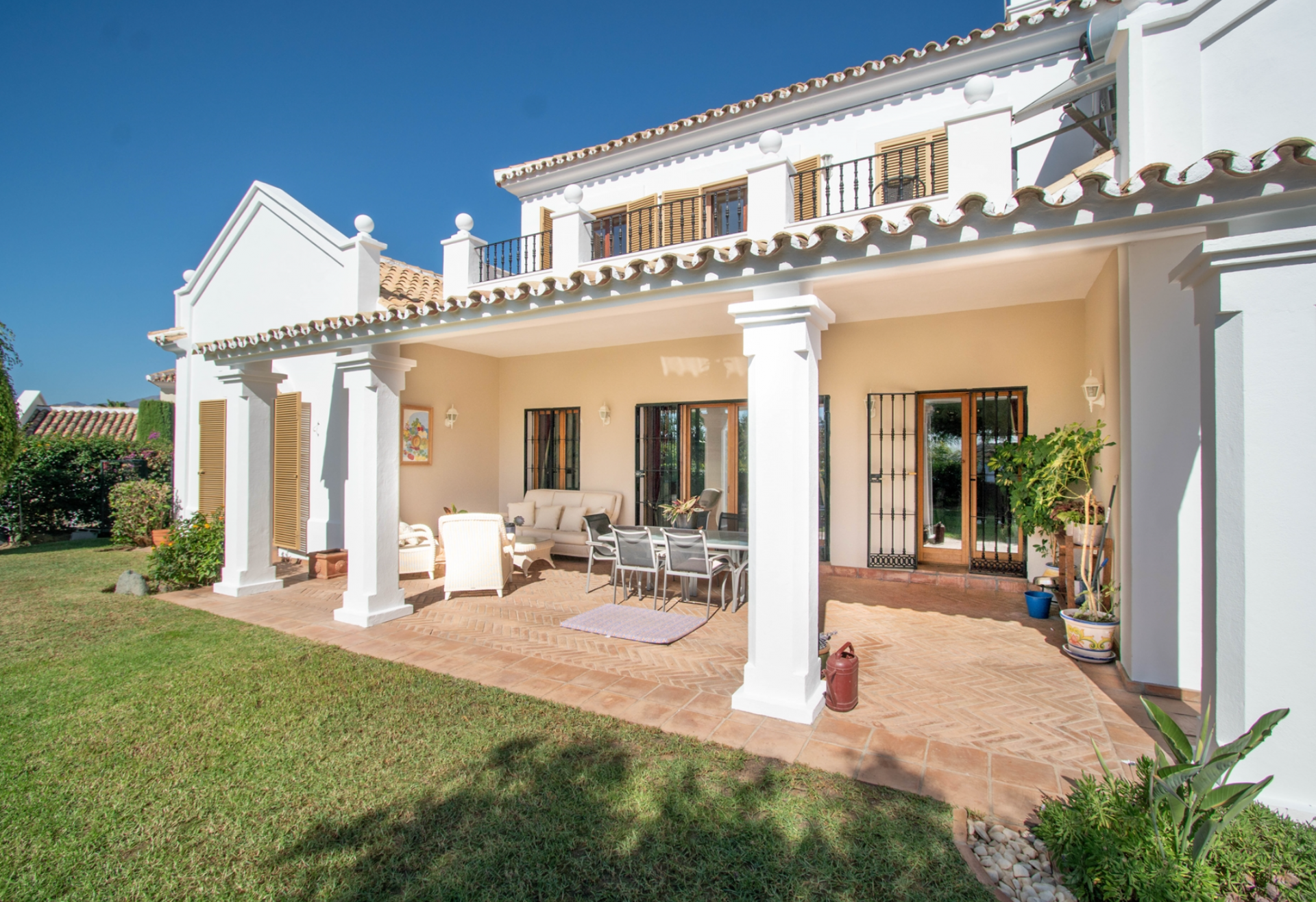 Elegant Mediterranean style villa located in El Paraíso enjoying wonderful sea views