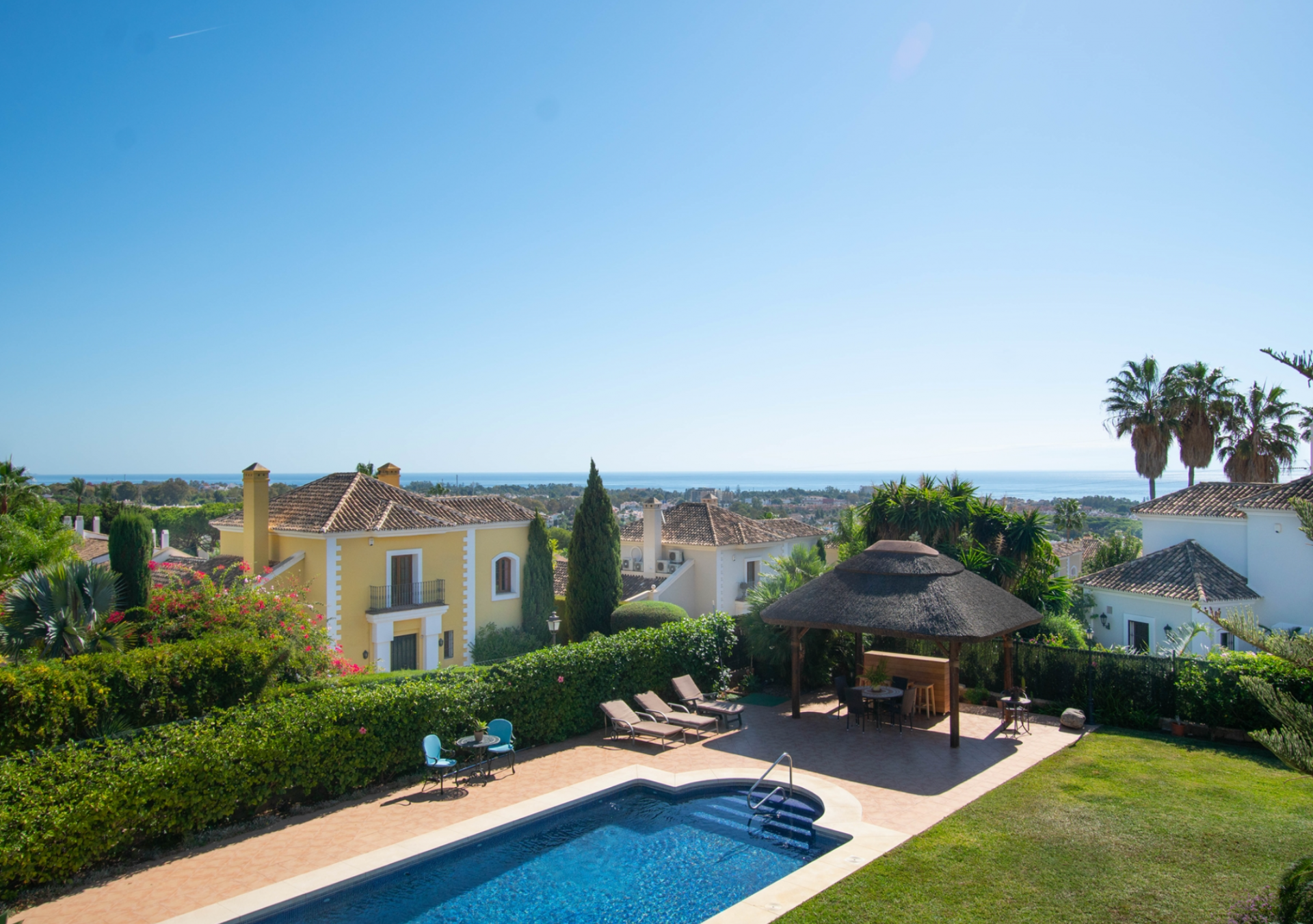 Elegante villa de estilo mediterráneo situada en El Paraíso disfrutando de maravillosas vistas al mar