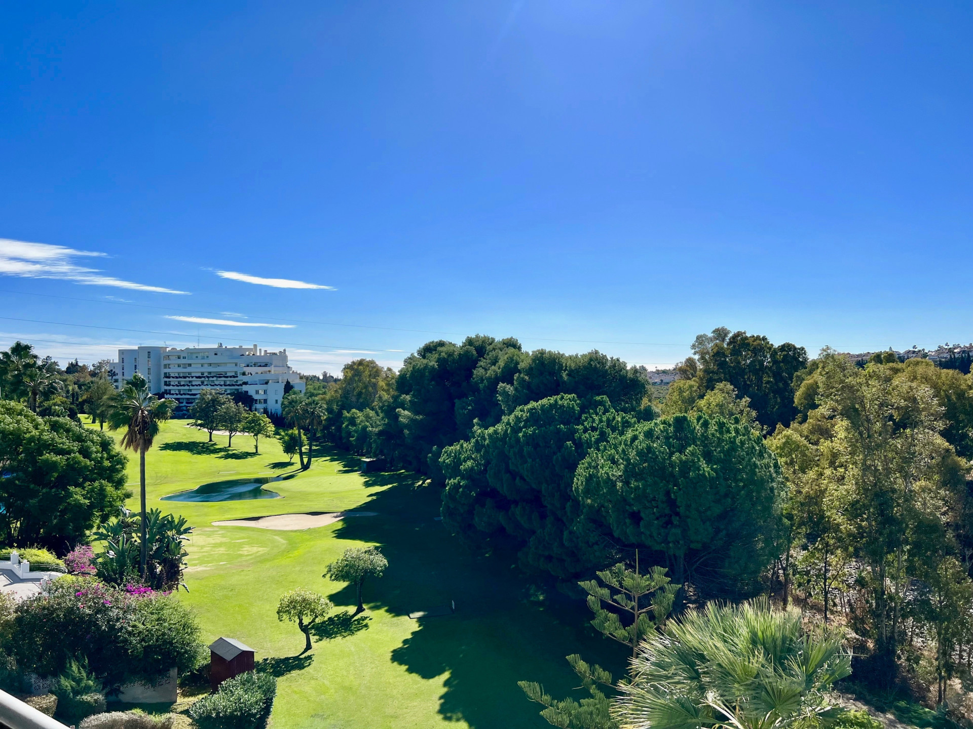 Fantastic 3 bedroom, middle floor, apartment in Guadalmina Alta with spectacular golf and mountain views