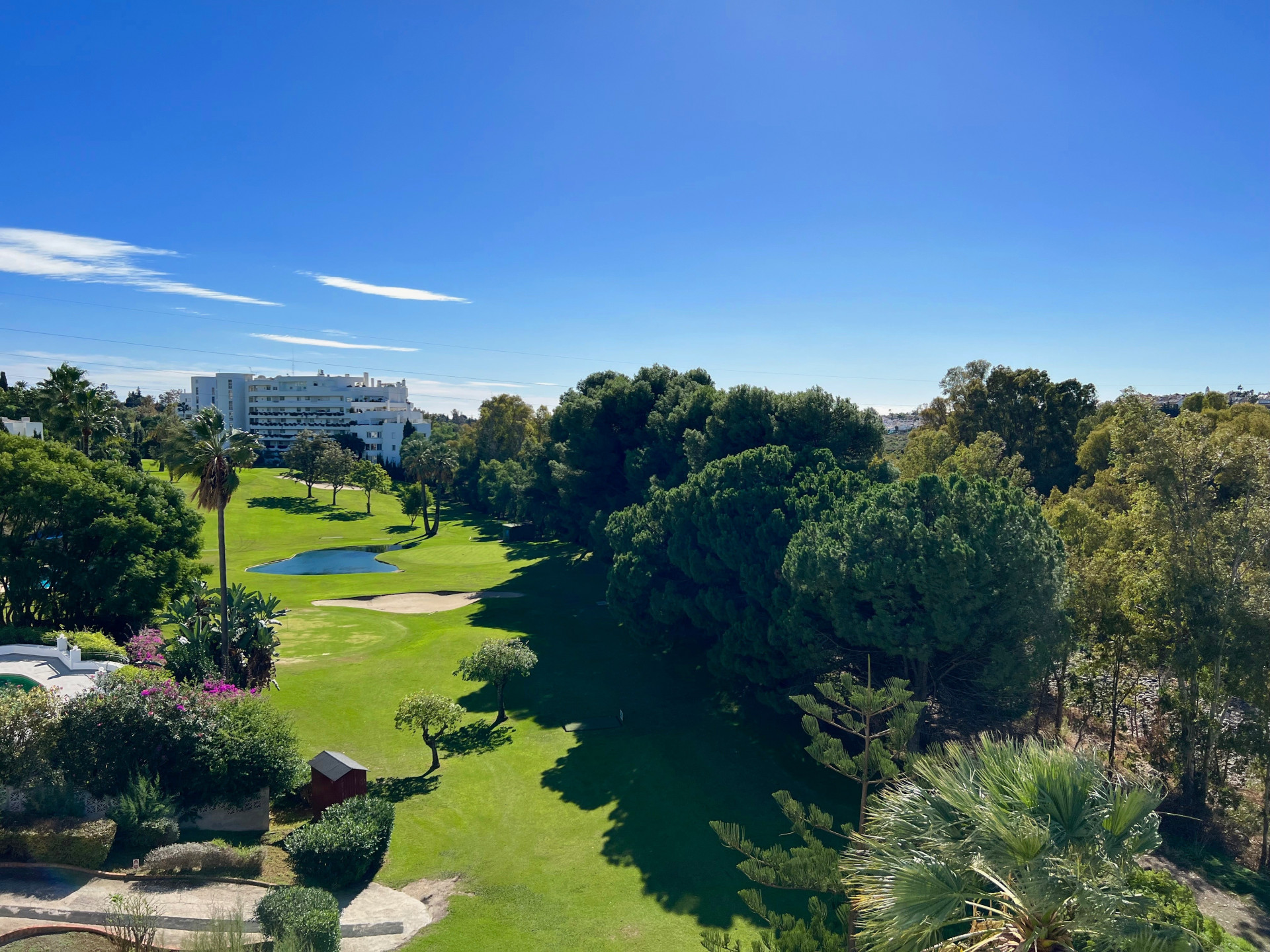 Fantastic 3 bedroom, middle floor, apartment in Guadalmina Alta with spectacular golf and mountain views
