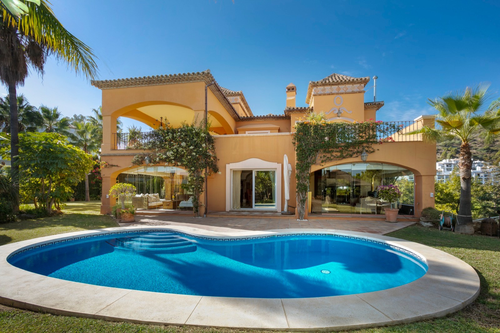 Auténtica villa de estilo mediterráneo situada en la exclusiva y tranquila zona de La Quinta