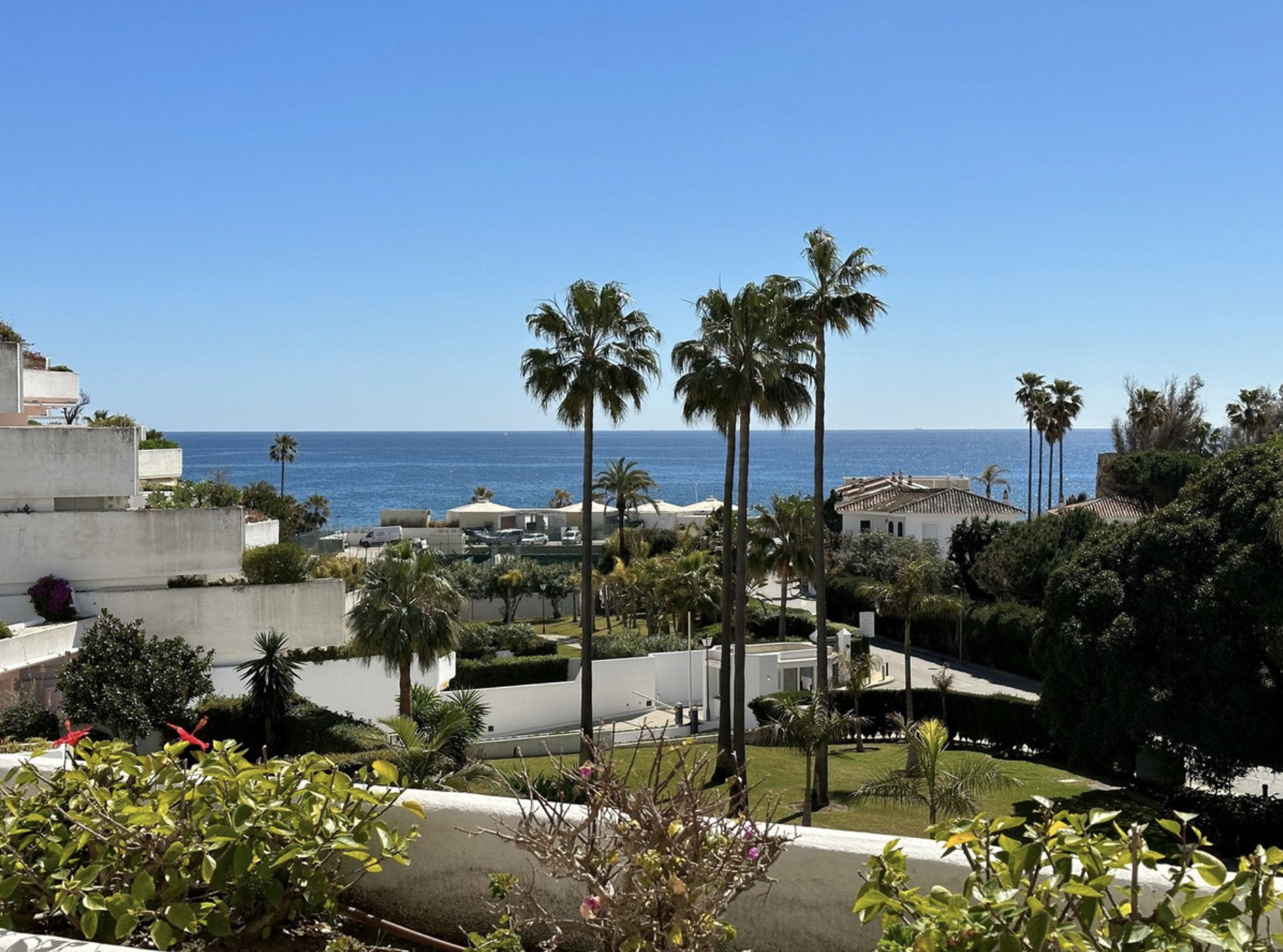 Spacious and magnificent apartment with breathtaking sea views in Guadalmina Baja