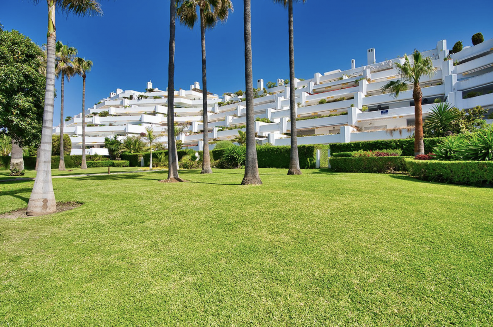 Spacious and magnificent apartment with breathtaking sea views in Guadalmina Baja