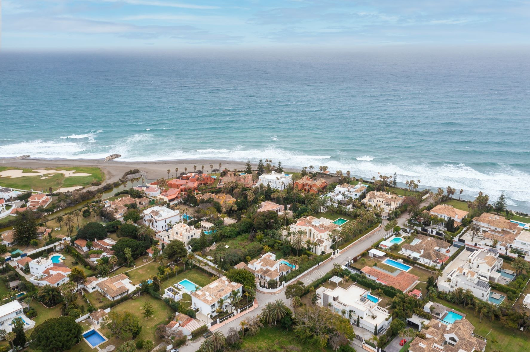 Amplia parcela situada en tercera línea de playa en Casasola