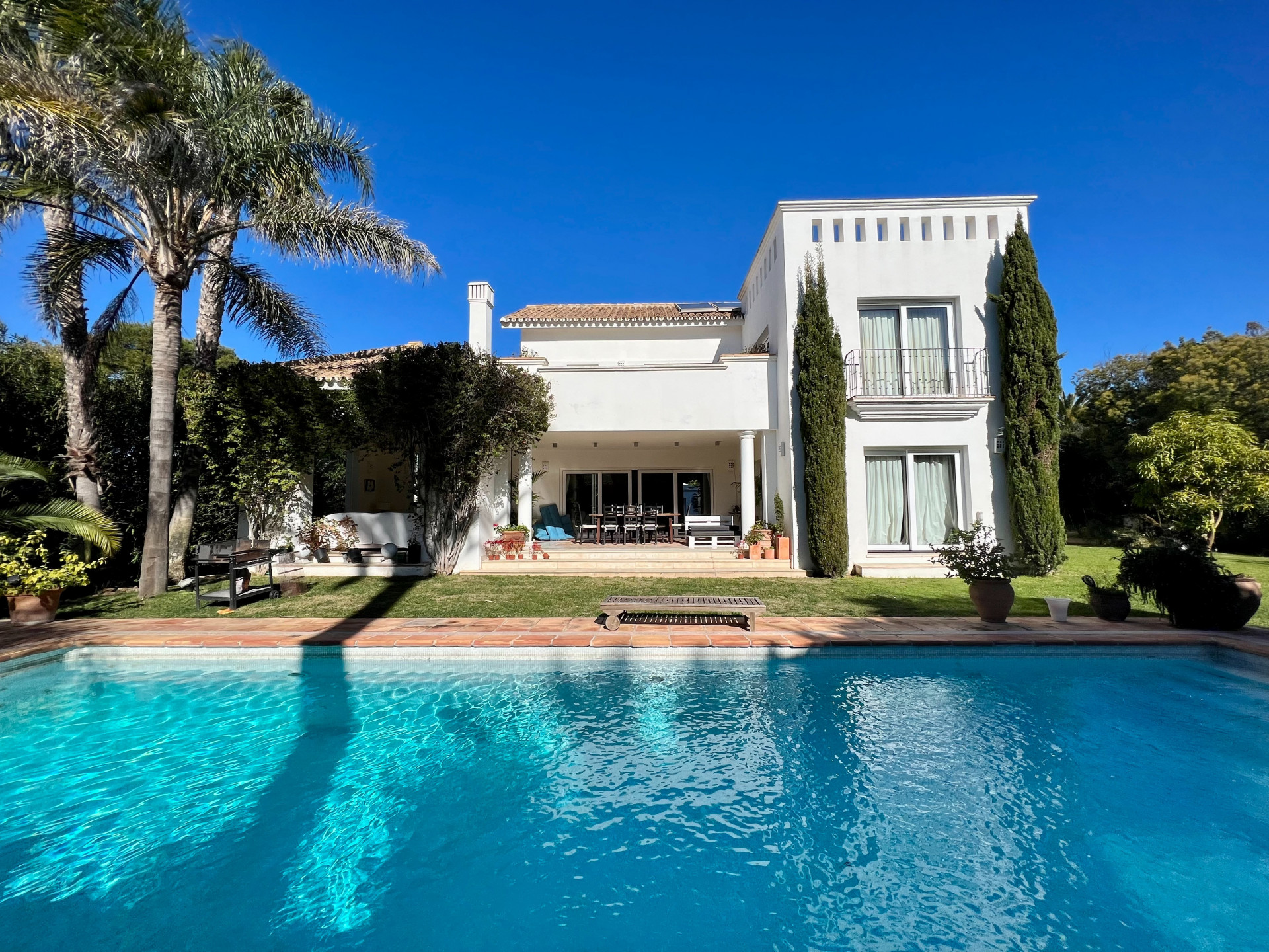 Gorgeous southwest facing villa,walking distance to the beach and all amenities in Casasola - Guadalmina Baja