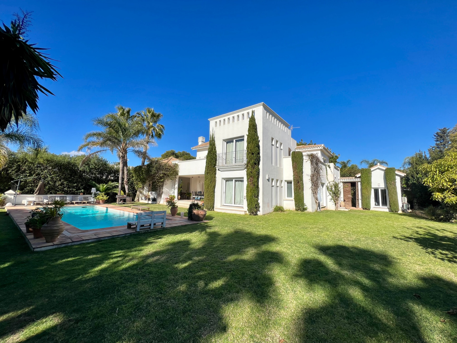 Stunning luxury villa in the prestigious area of Guadalmina Baja / Casasola