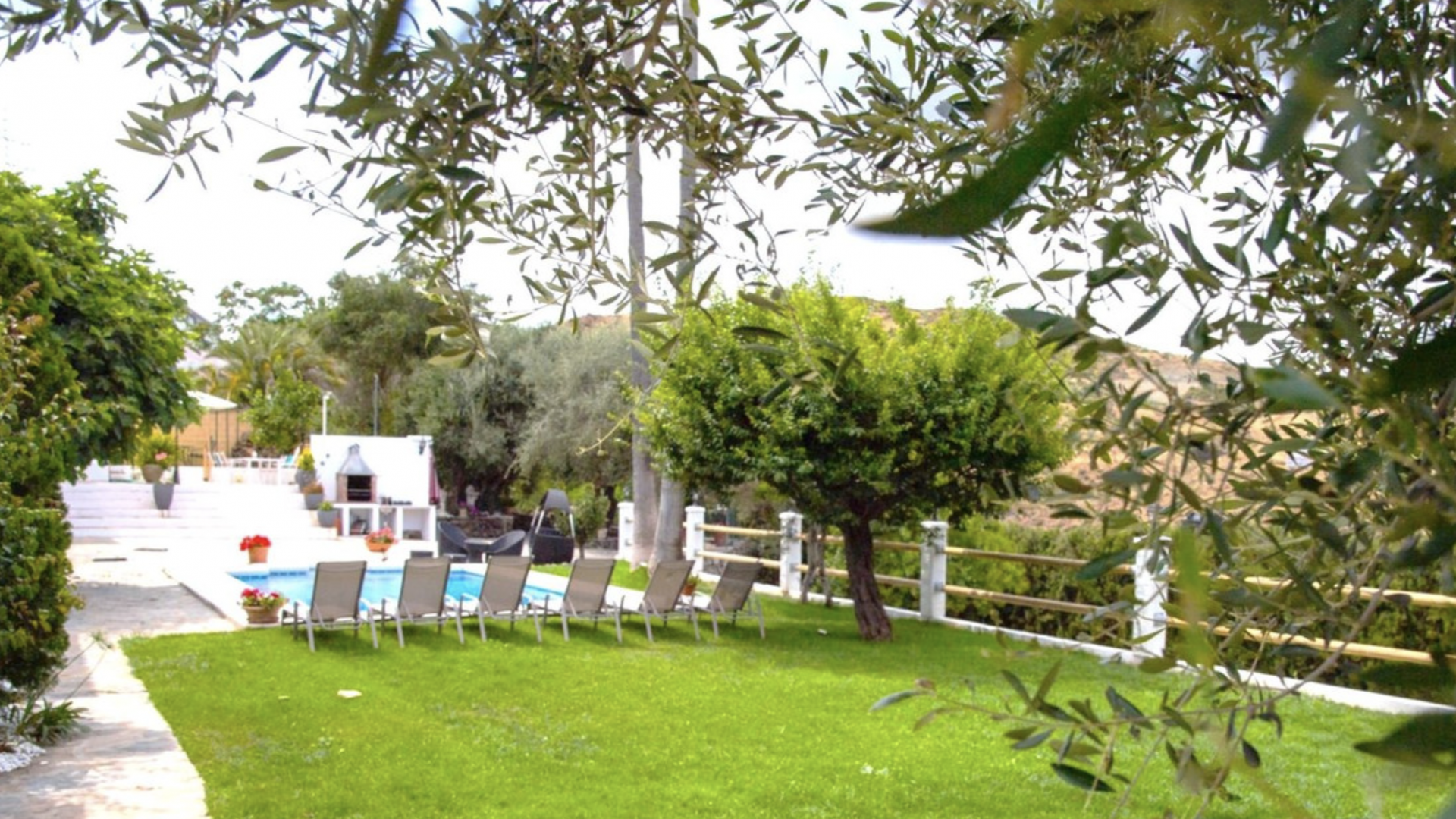 South facing villa with rustic style set in a 3.100m2 plot in La Alqueria