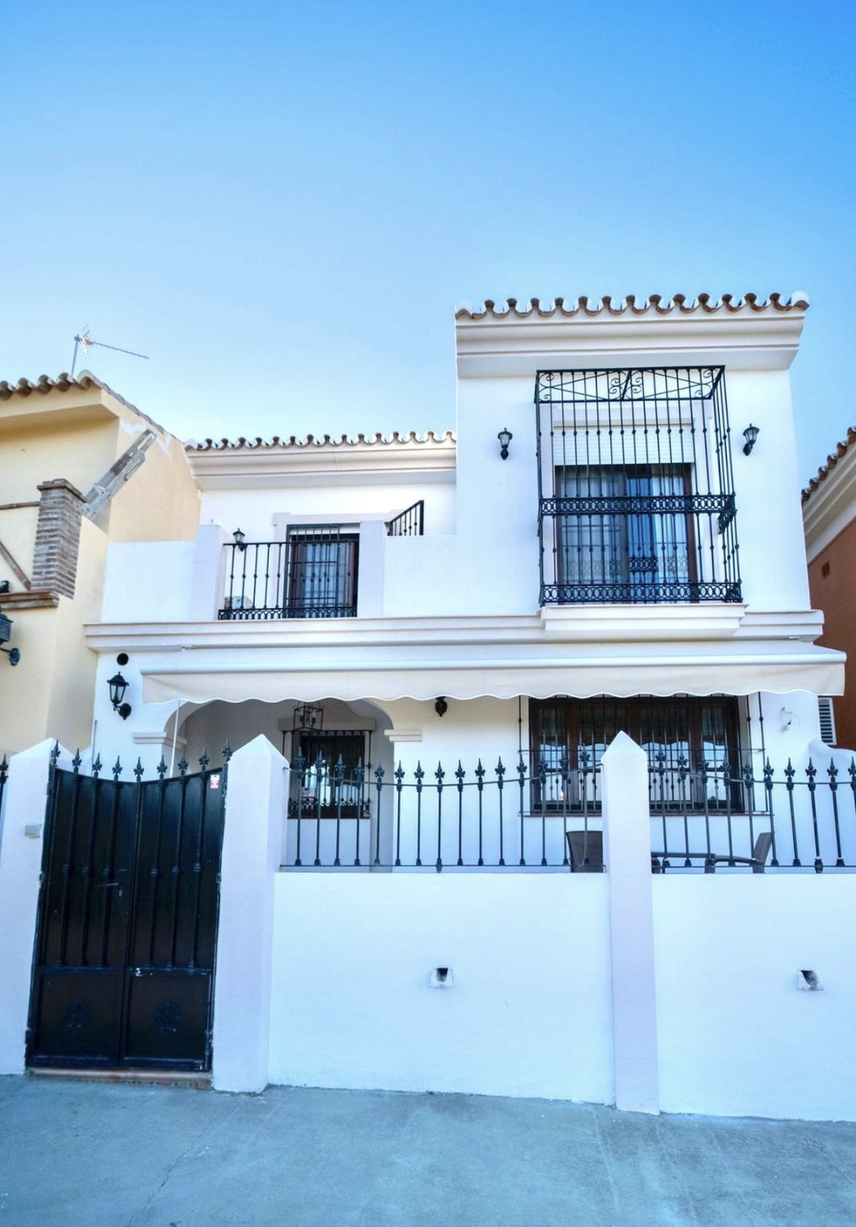 South facing villa with rustic style set in a 3.100m2 plot in La Alqueria