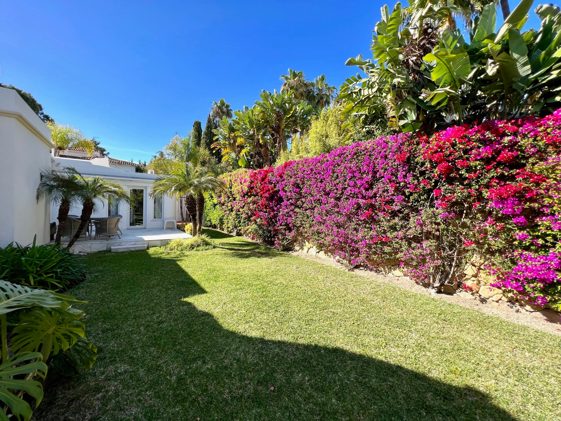 Very attractive Moorish-style villa enjoying a magnificent mature garden and pool in Paraiso Medio