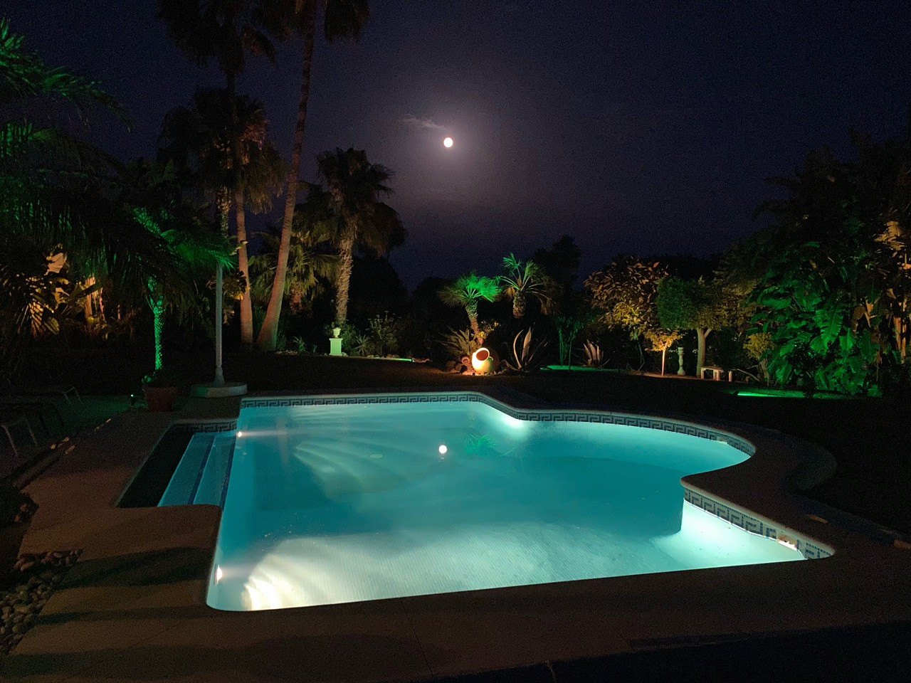 Very attractive Moorish-style villa enjoying a magnificent mature garden and pool in Paraiso Medio