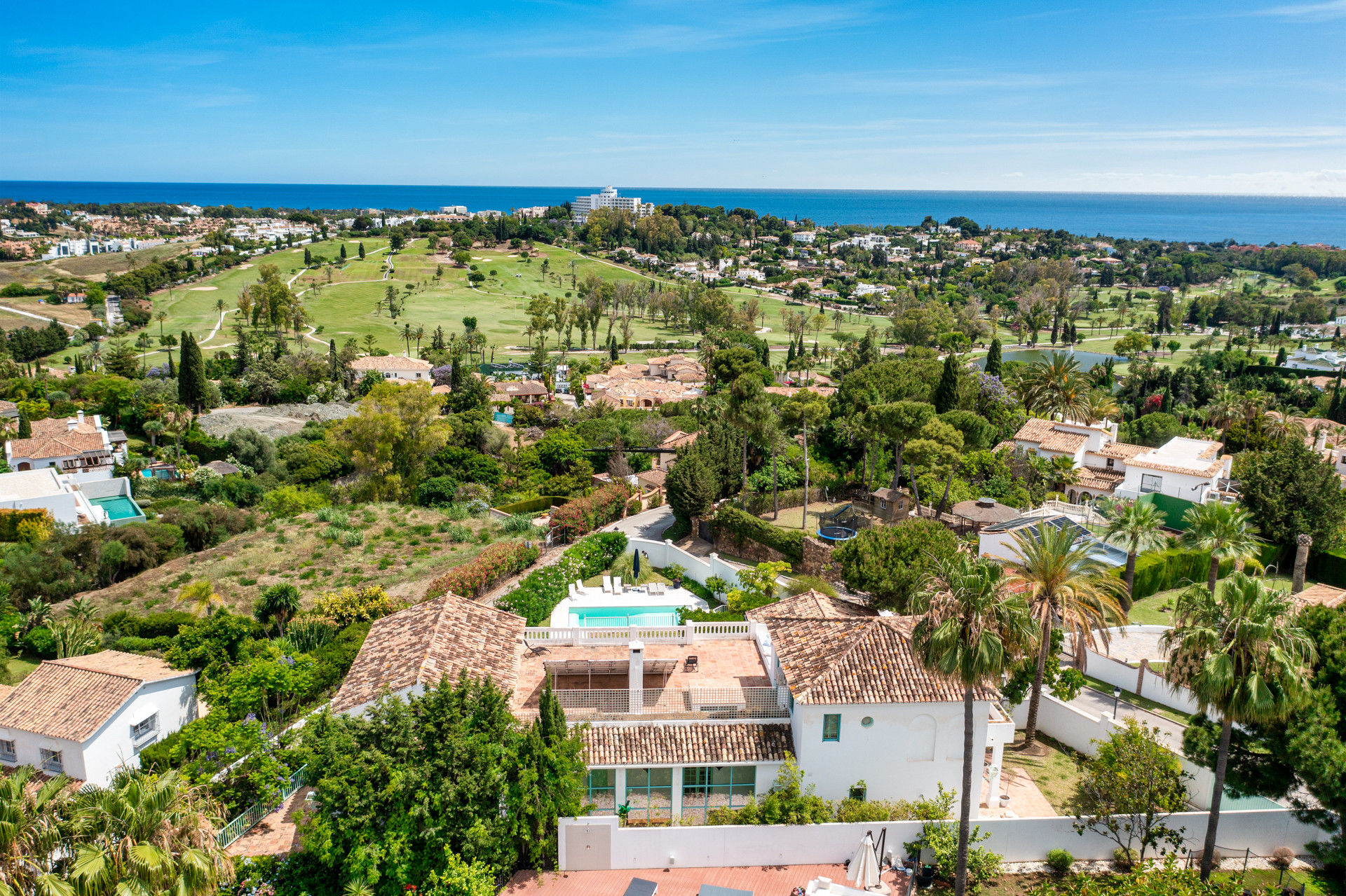Exceptional South-facing villa with great views of the Mediterranean Sea, golf and La Concha mountain in Paraiso Alto