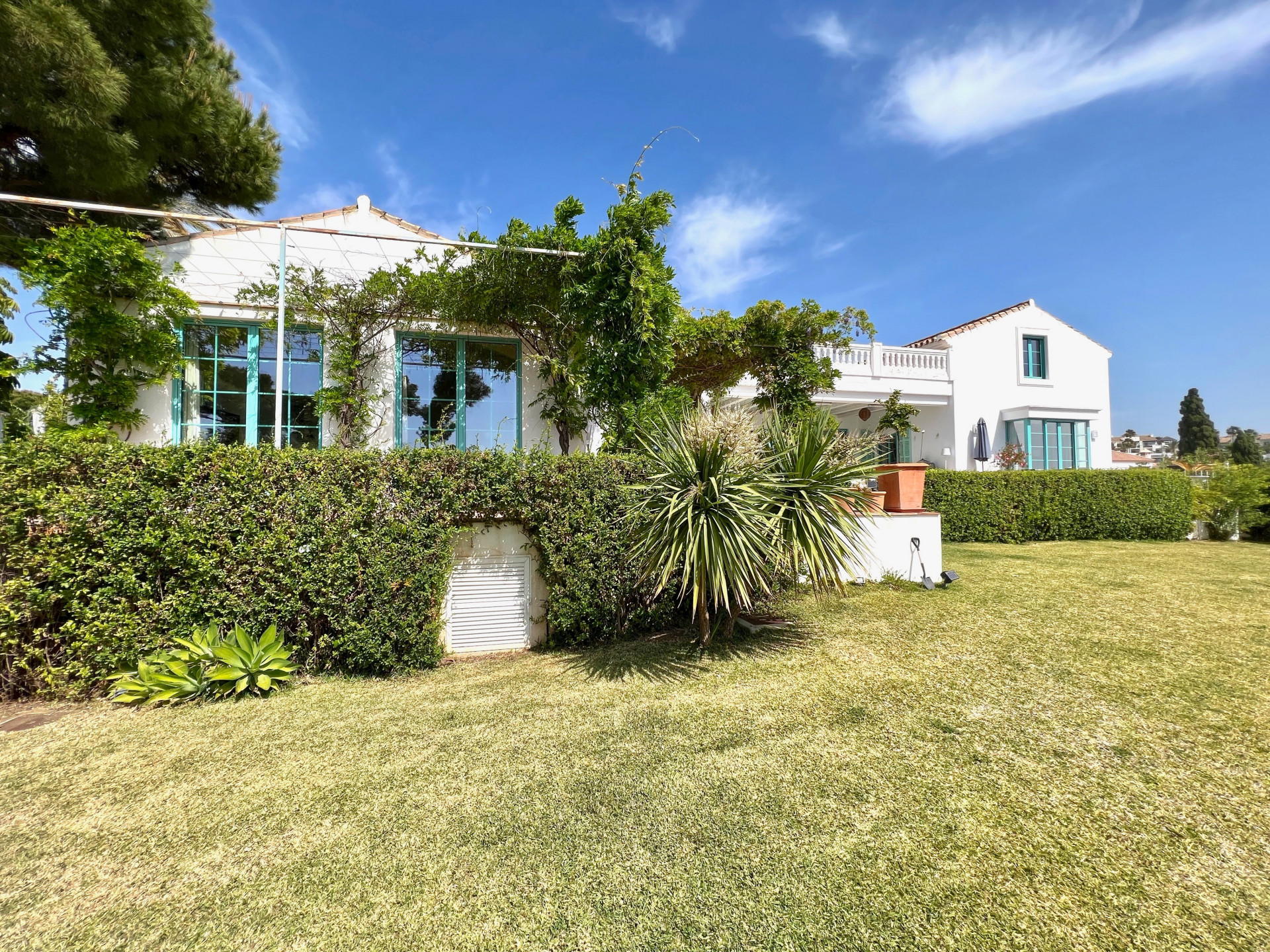 Exceptional South-facing villa with great views of the Mediterranean Sea, golf and La Concha mountain in Paraiso Alto