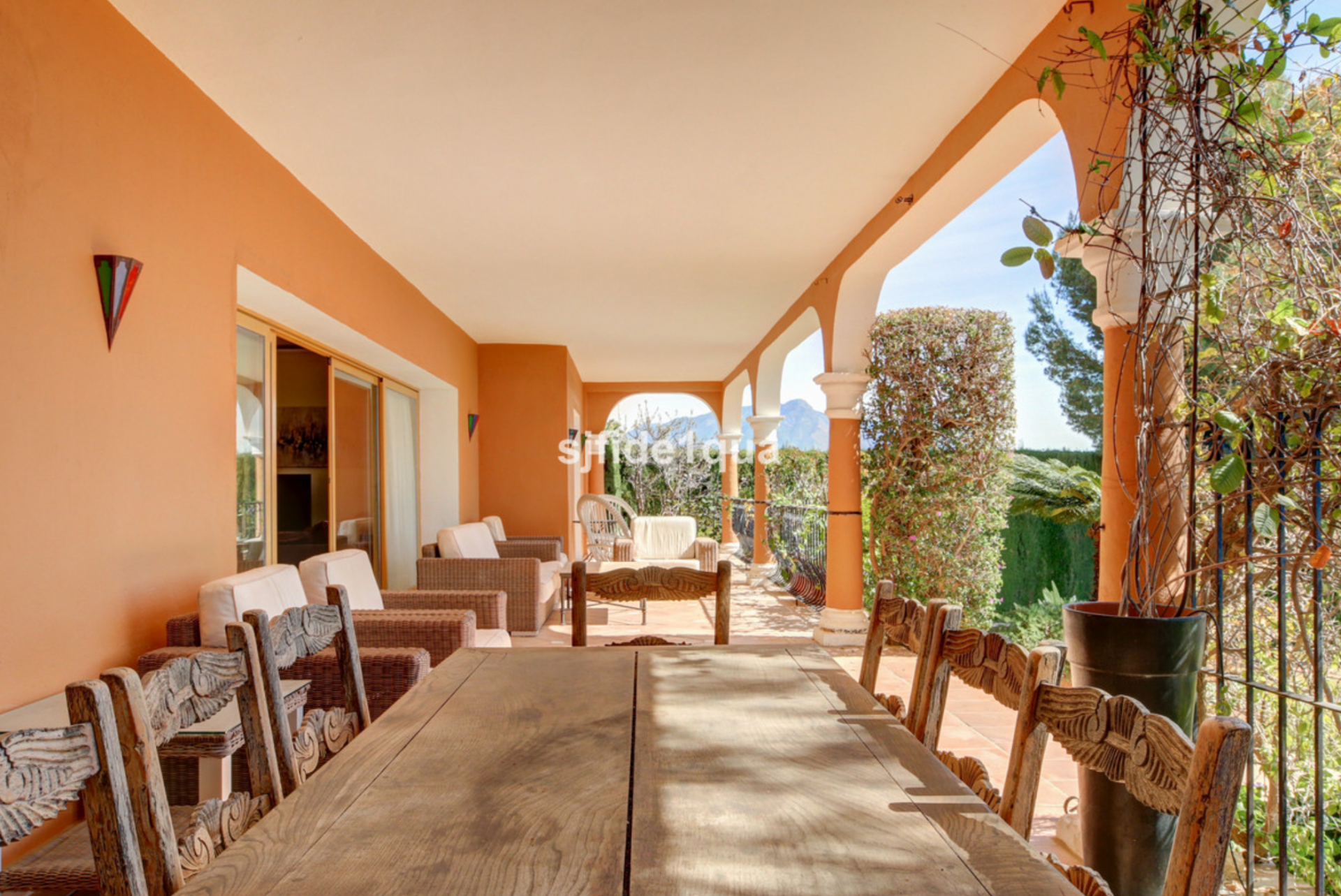 Well located villa with magnificent views of the sea and mountains from an elevated position in Paraiso Alto
