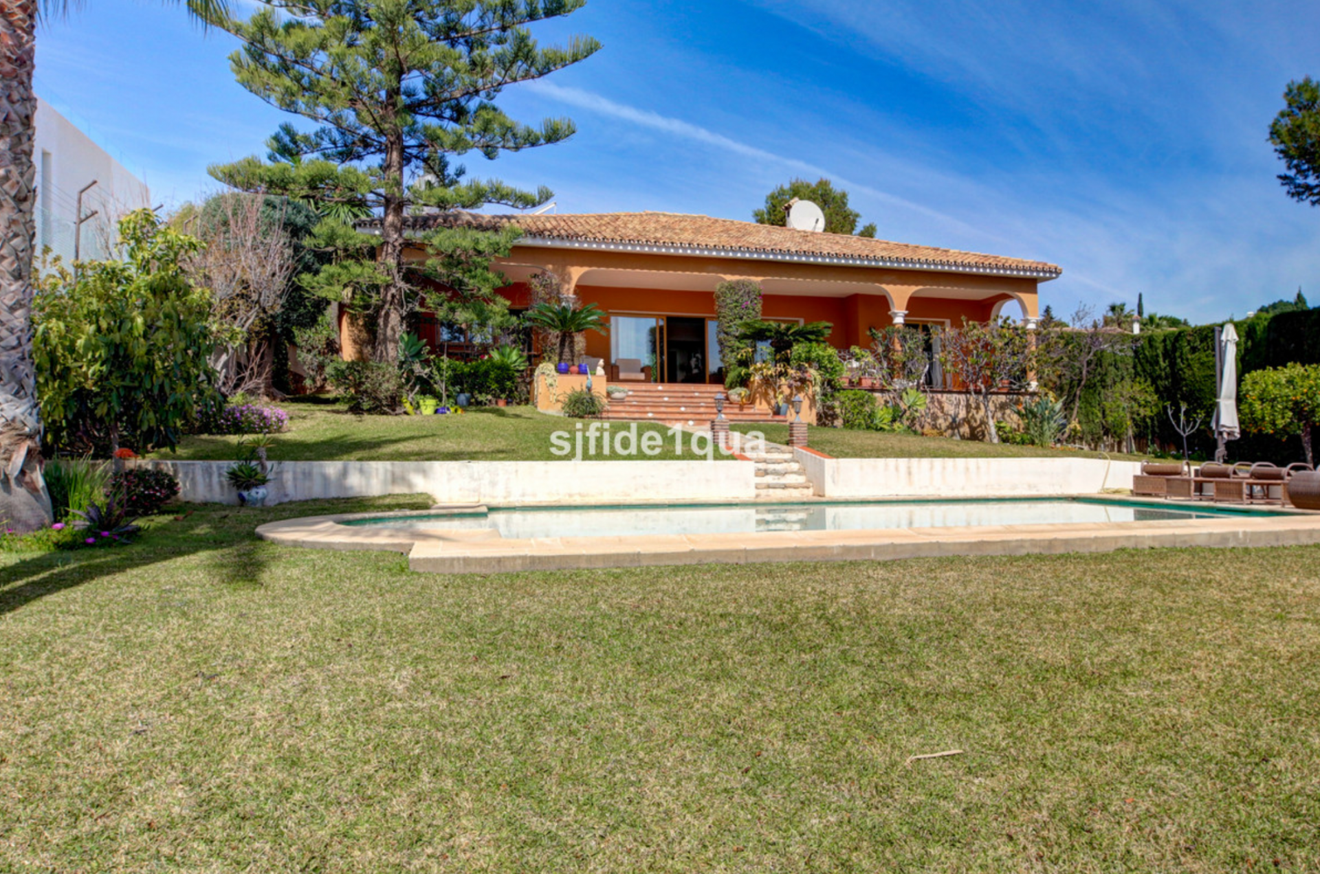 Well located villa with magnificent views of the sea and mountains from an elevated position in Paraiso Alto