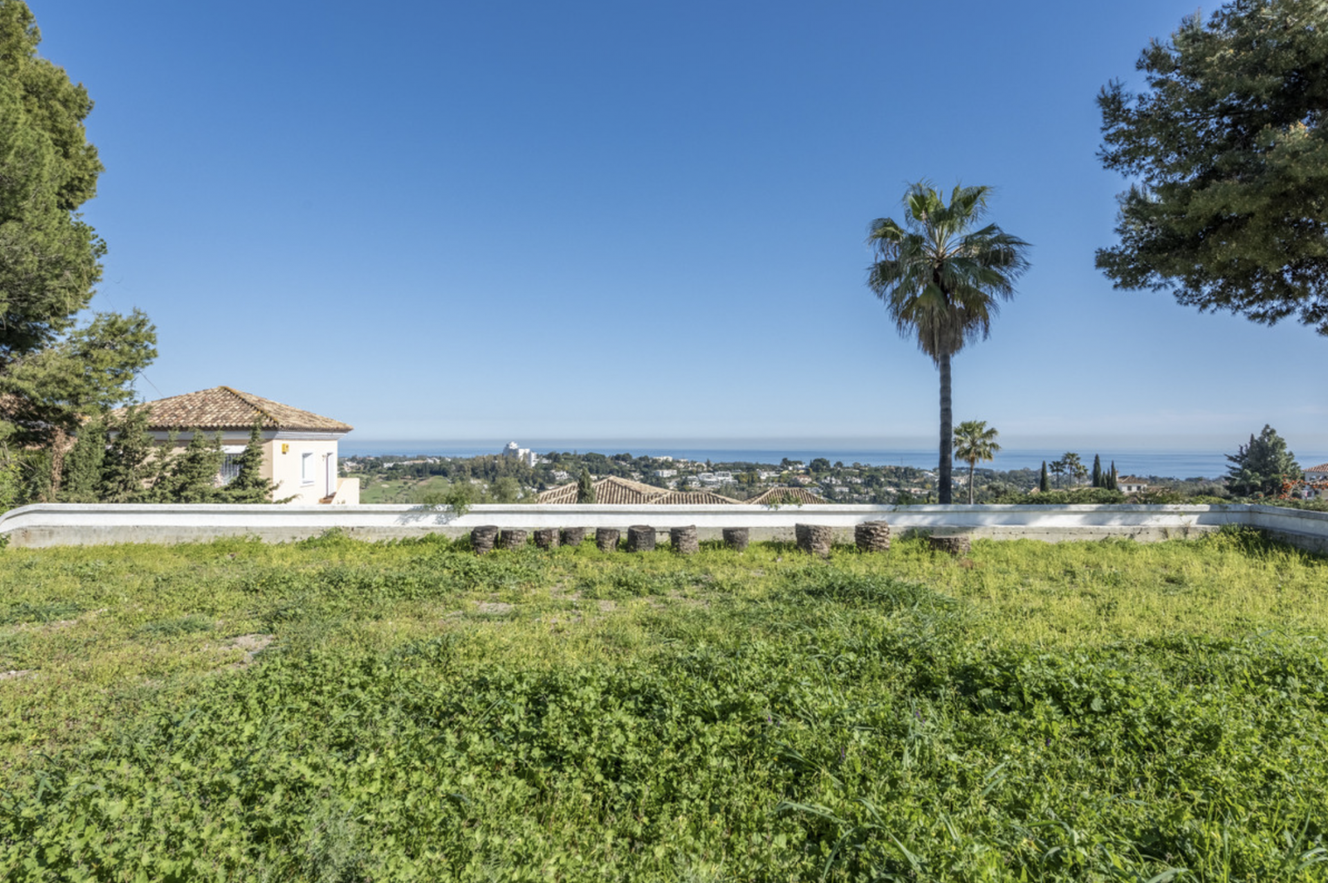 Large 2.260 m2 plot facing south with wonderful sea views in Paraiso Alto