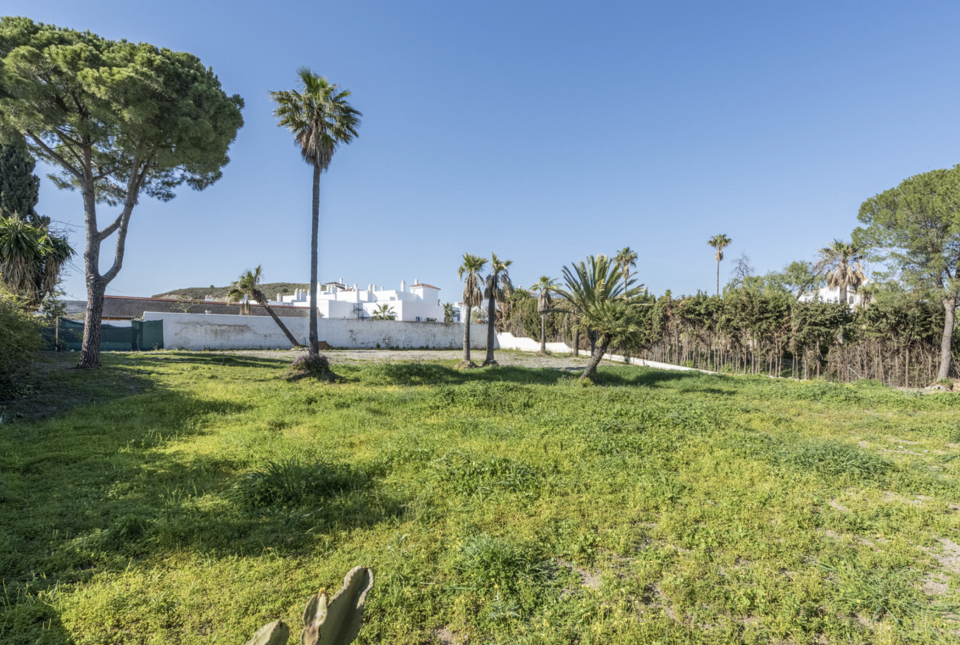 Large 2.260 m2 plot facing south with wonderful sea views in Paraiso Alto