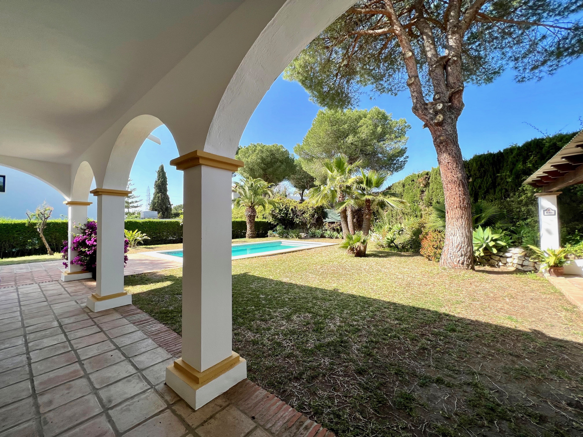 Beautiful Mediterranean, rustic style, villa with a beautiful inner patio in El Paraíso
