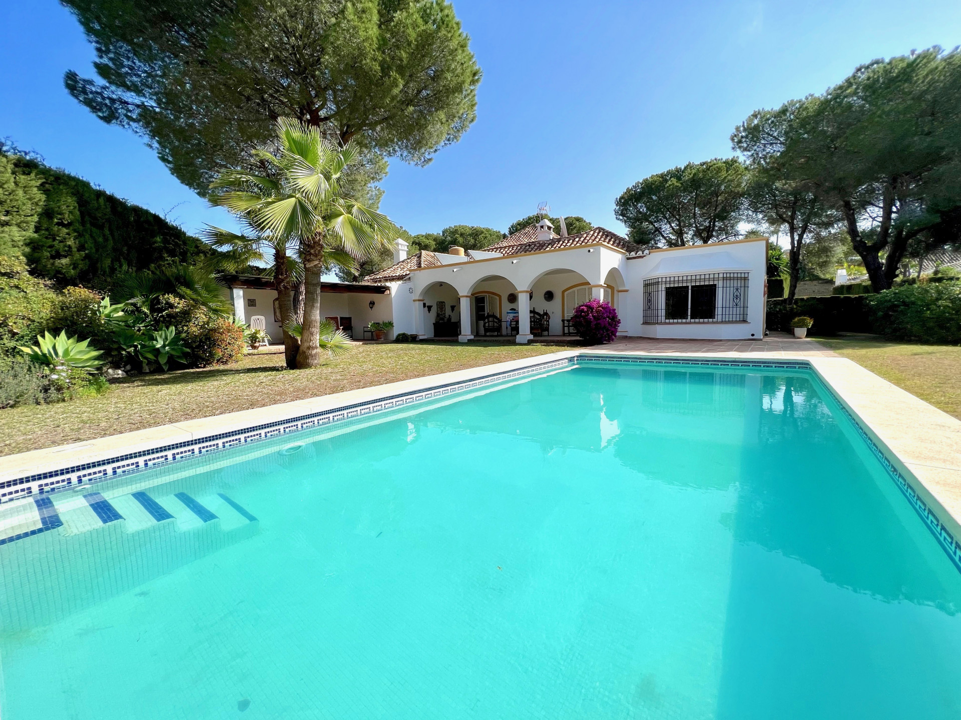 Beautiful Mediterranean, rustic style, villa with a beautiful inner patio in El Paraíso