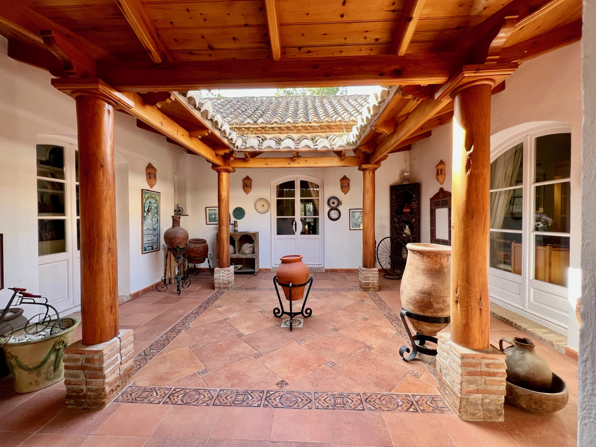 Preciosa villa de estilo rústico mediterráneo con patio interior en El Paraíso