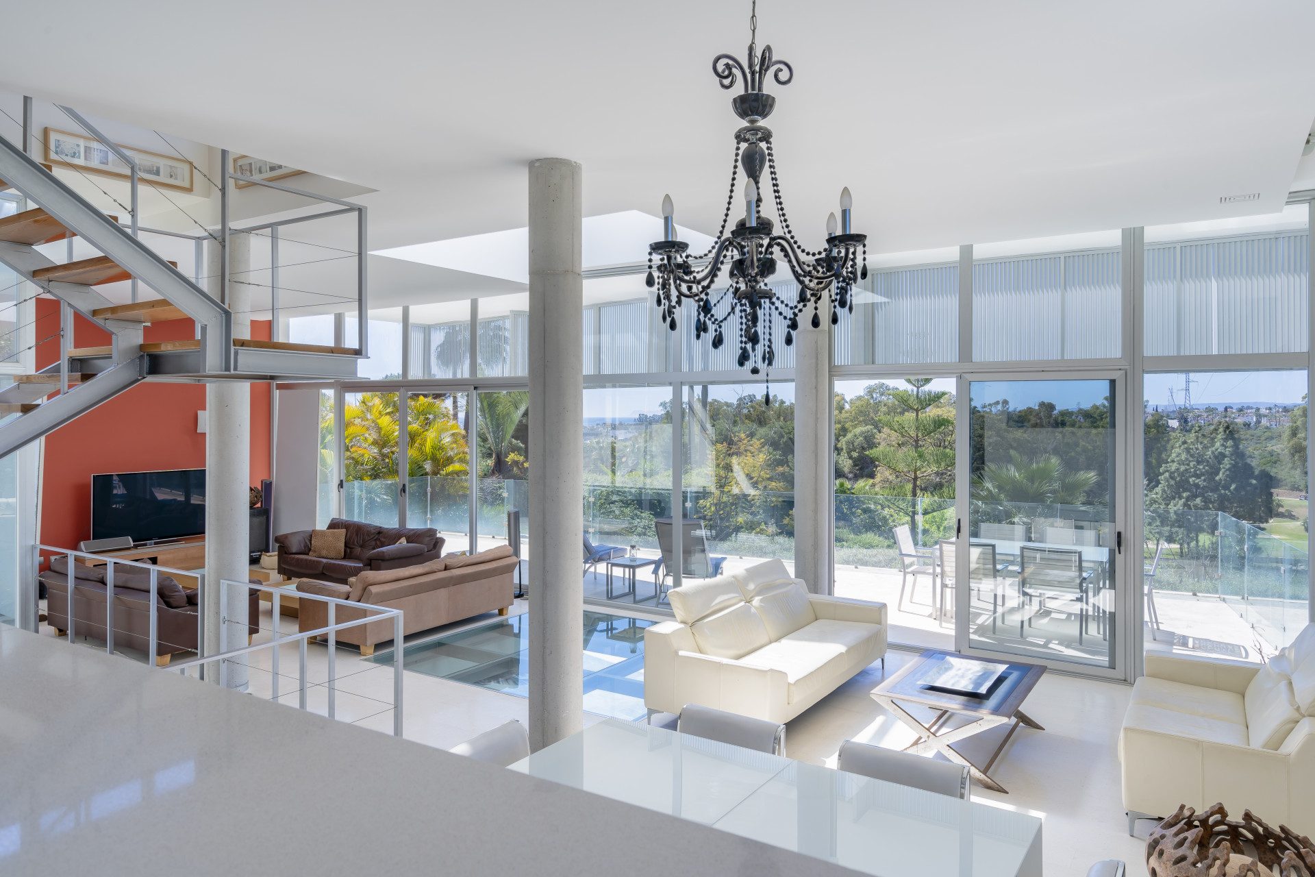 Unique contemporary villa in the well-known area of Paraiso Medio superbly built on a 1.025m2 plot