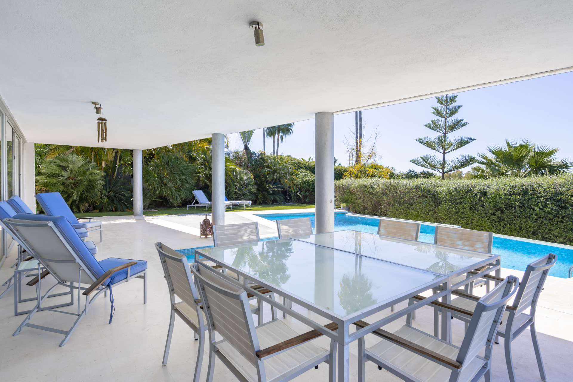Unique contemporary villa in the well-known area of Paraiso Medio superbly built on a 1.025m2 plot