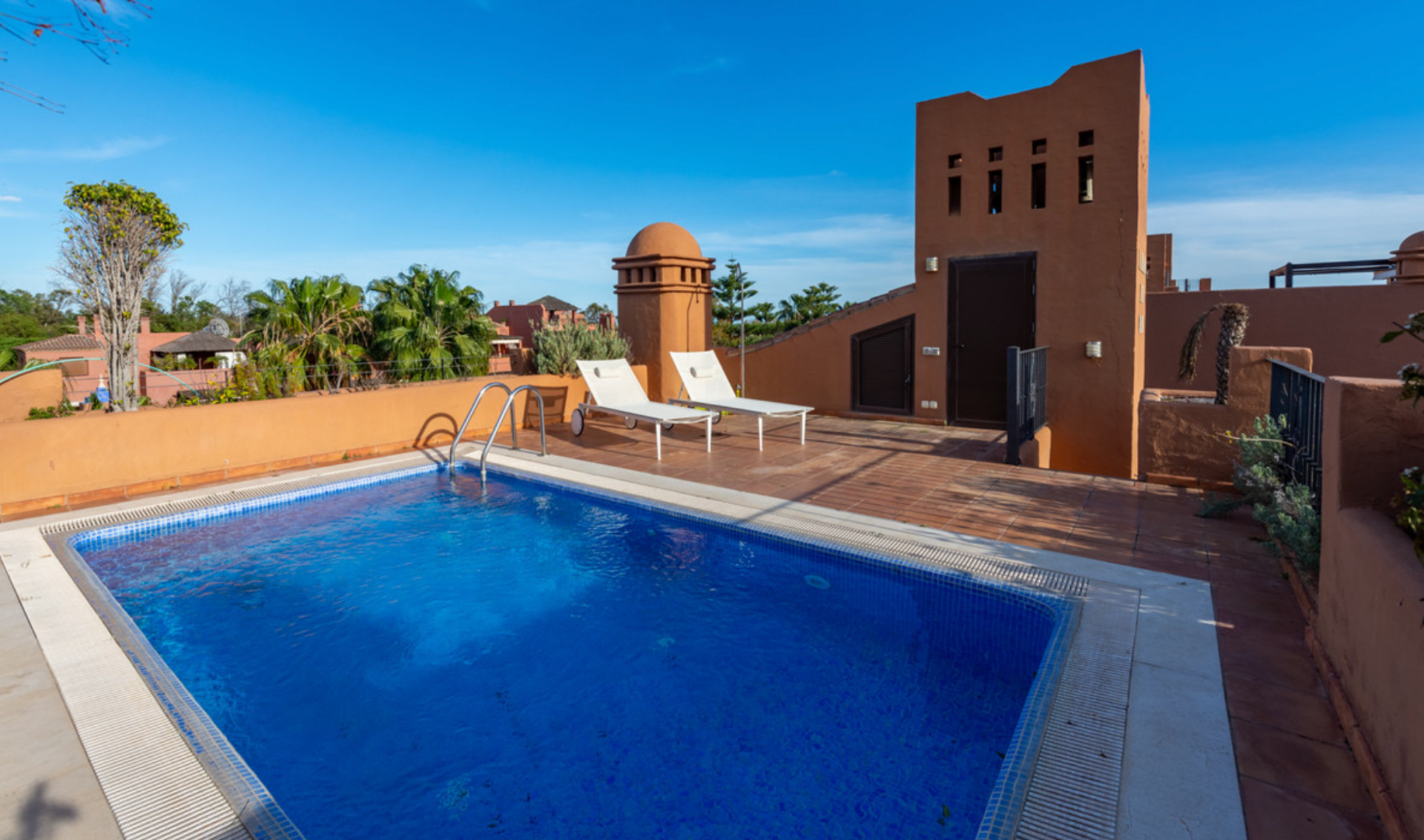 Large, bright, four bedroom penthouse apartment in a perfectly presented and secure beachside urbanisation in Casasola