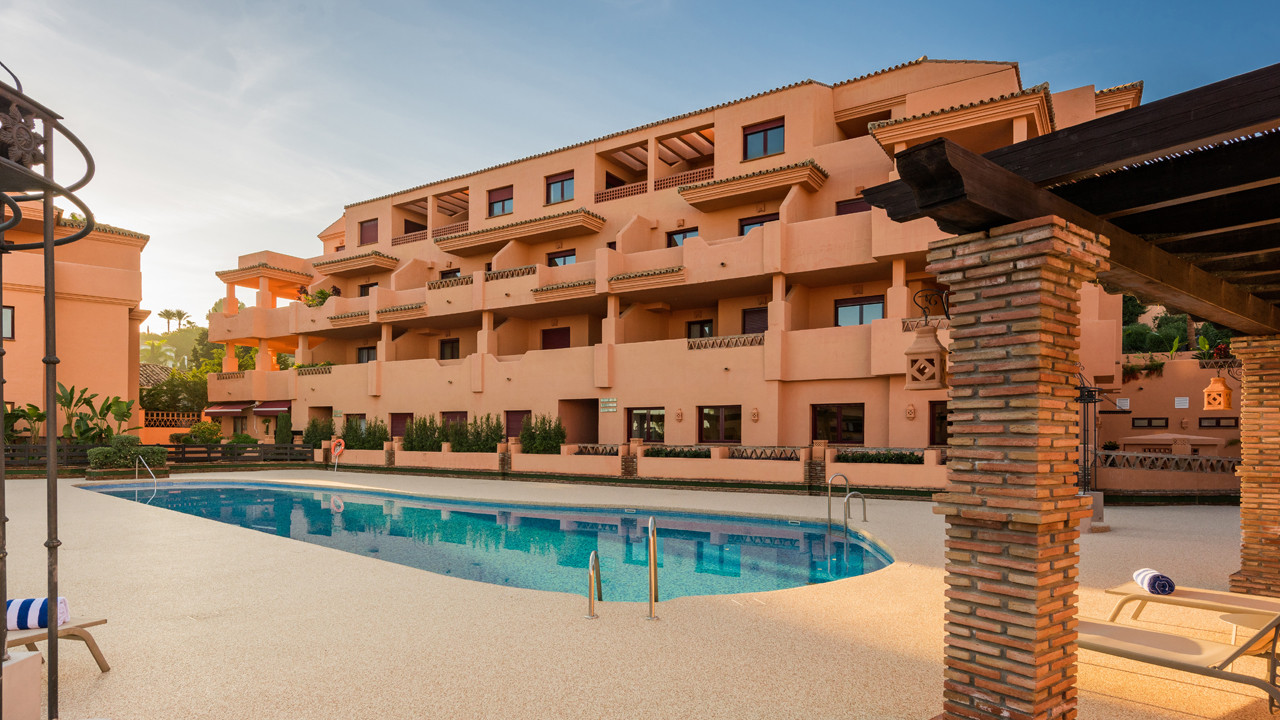 Suites de estilo pueblo andaluz de uno, dos y tres dormitorios dentro de un complejo privado en El Paraíso