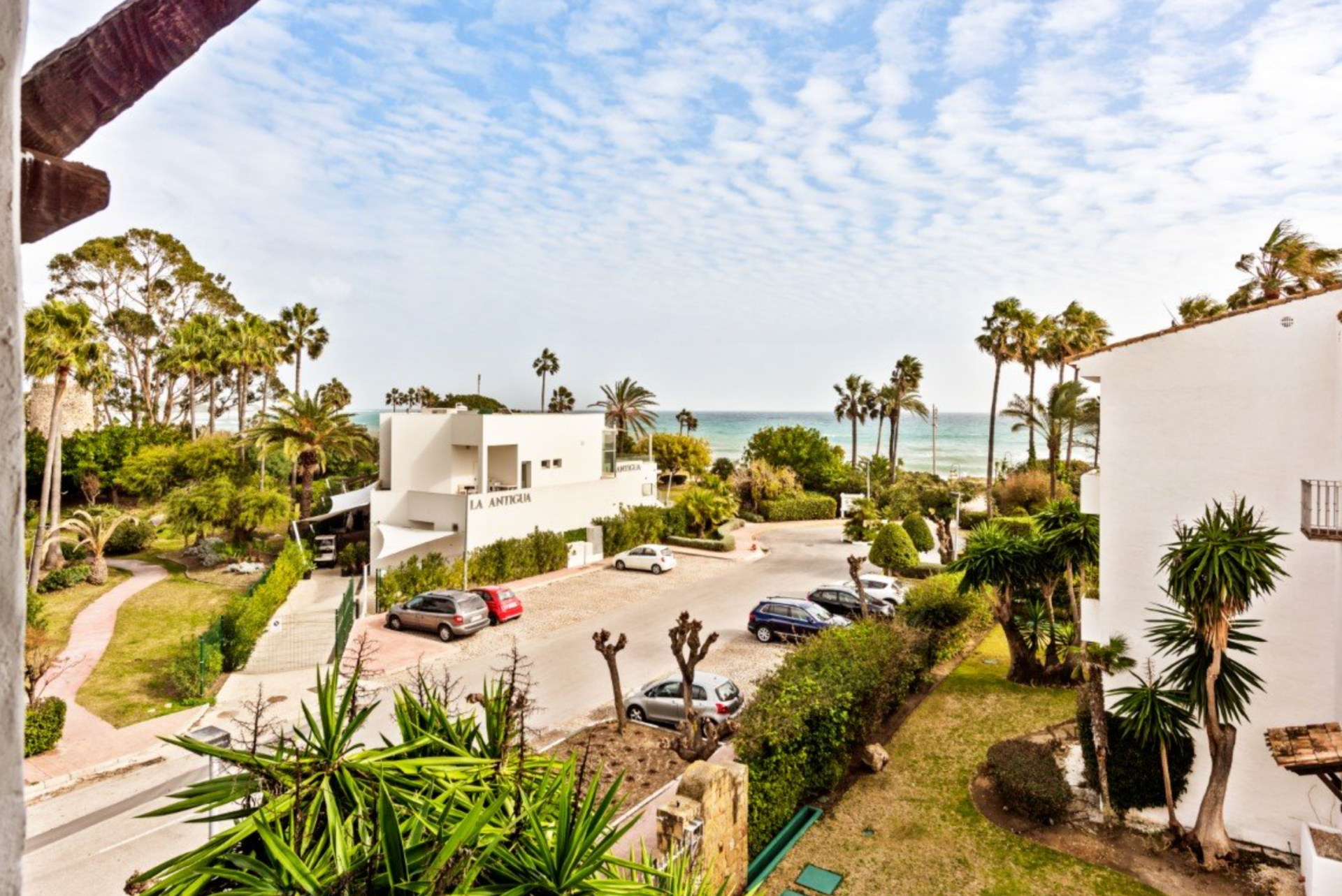 Wonderful penthouse with sea views set in the private complex of Costalita next to the beach