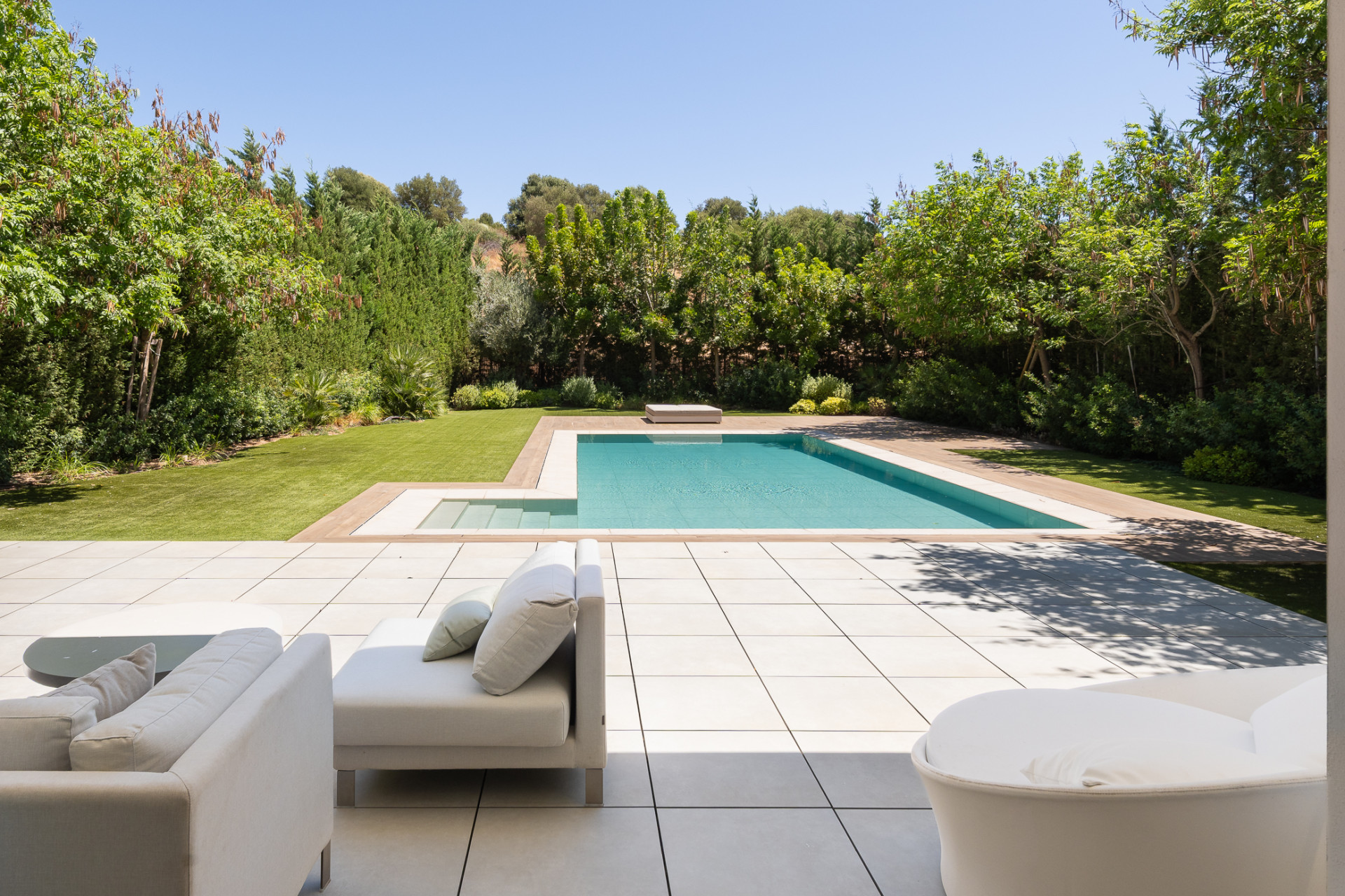 ELEGANTE VILLA DE ESTILO CONTEMPORÁNEO CON 5 DORMITORIOS EN SUITE EN EL PARAÍSO, NUEVA MILLA DE ORO, MARBELLA