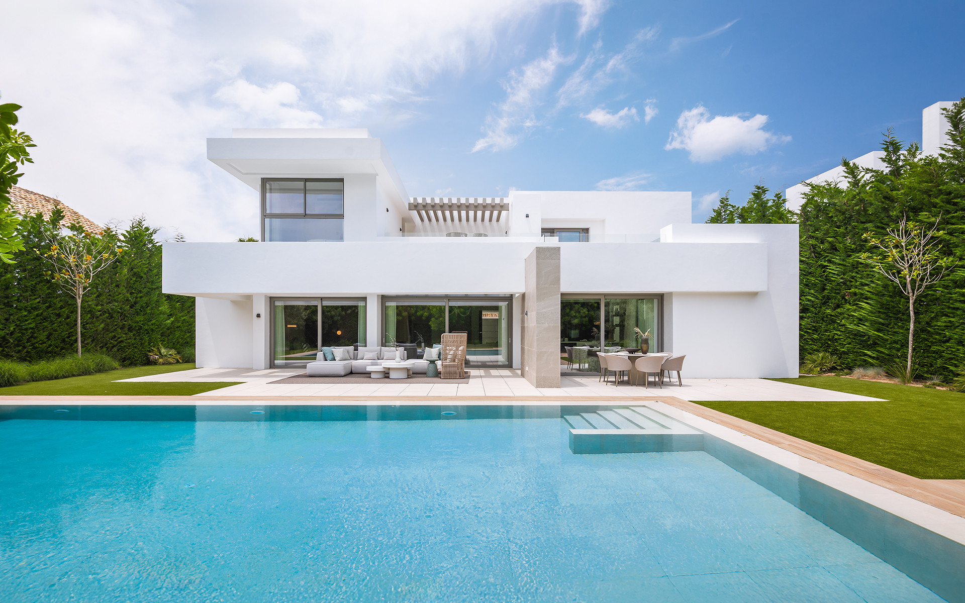 ELEGANT CONTEMPORARY VILLA WITH 5 EN-SUITE BEDROOMS IN EL PARAÍSO, NEW GOLDEN MILE, MARBELLA