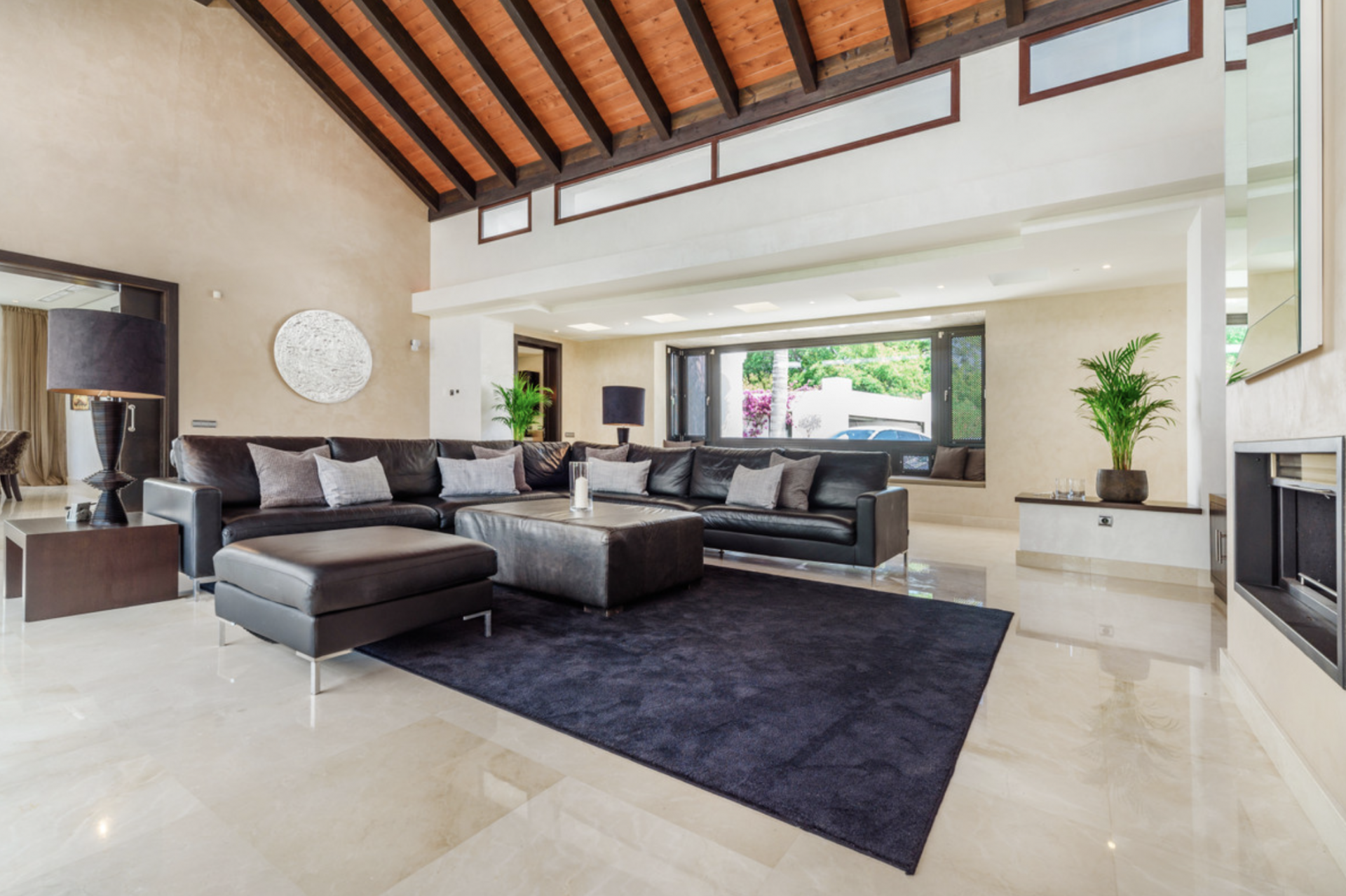 Espectacular y elegante villa en Guadalmina Baja a poca distancia de la playa, hotel de 5 estrellas, dos campos de golf de 18 hoyos y varios restaurantes de playa