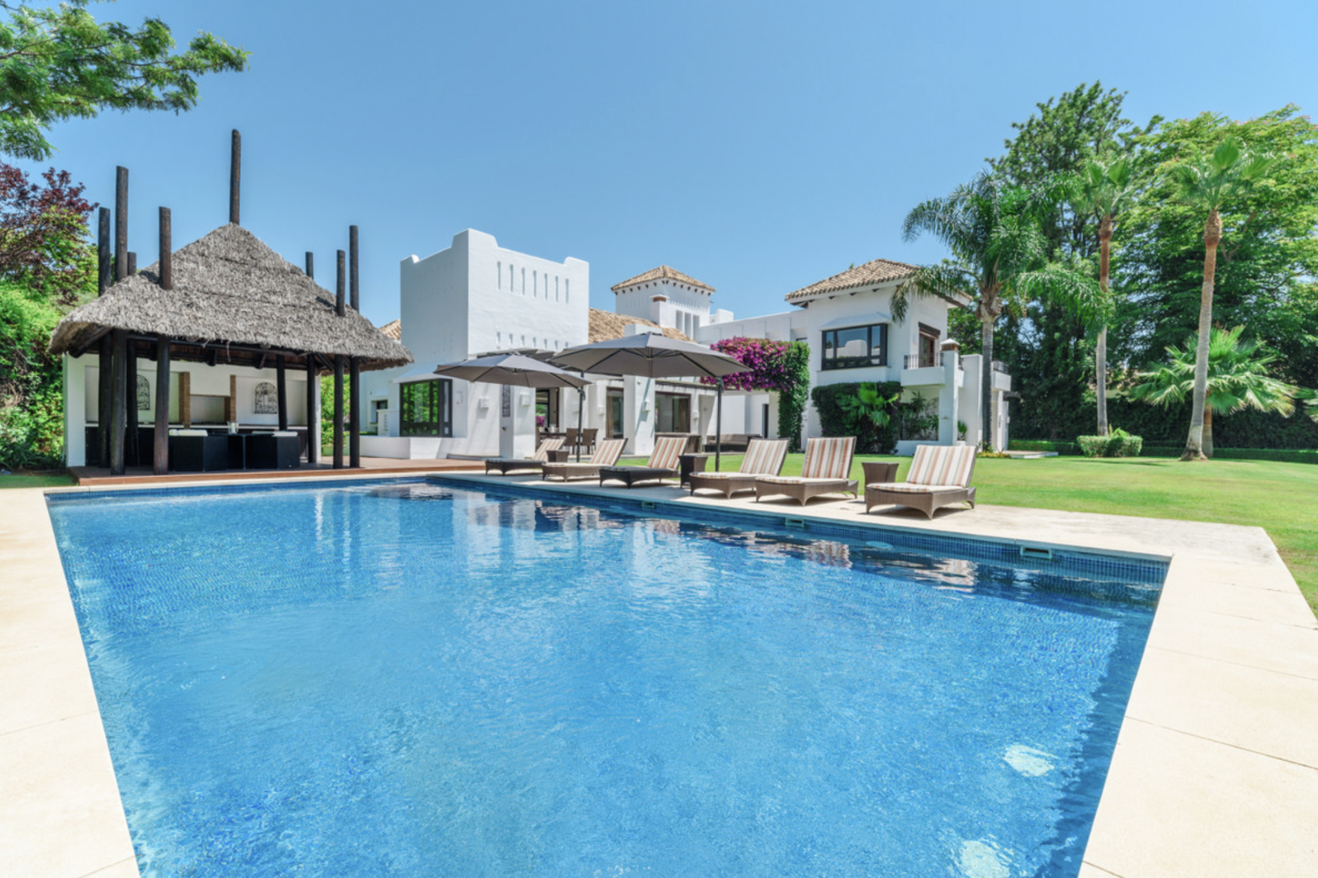 Elegant and spectacular villa in Guadalmina Baja, walking distance to the beautiful beach, 5 star hotel, two 18 hole golf courses and several beach restaurants.
