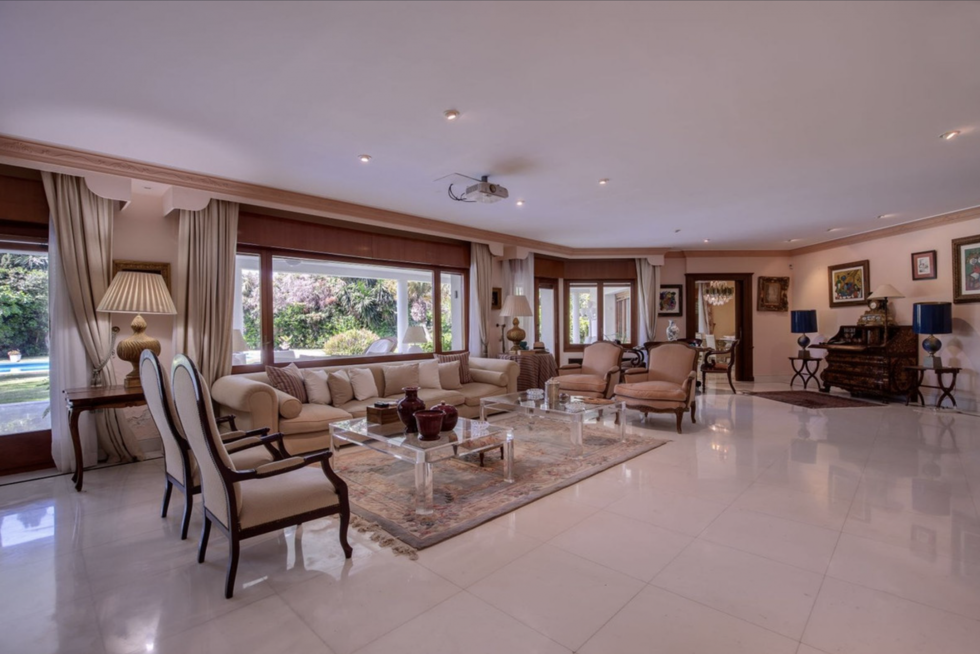 Espectacular villa en Guadalmina Baja, obra de un reconocido arquitecto situada en una parcela de 1.707 m2 con pista de tenis propia