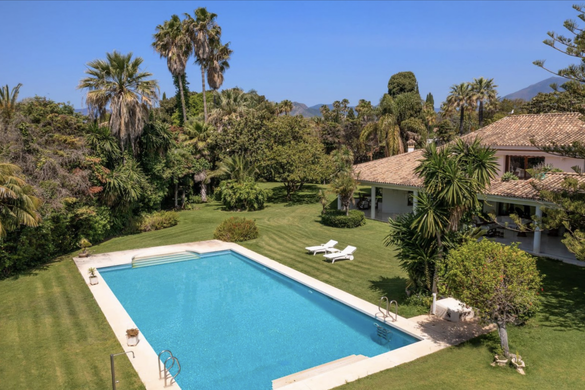 Spectacular villa in Guadalmina Baja designed by a renowned architect and set in a 1,707 m2 plot featuring its own tennis court
