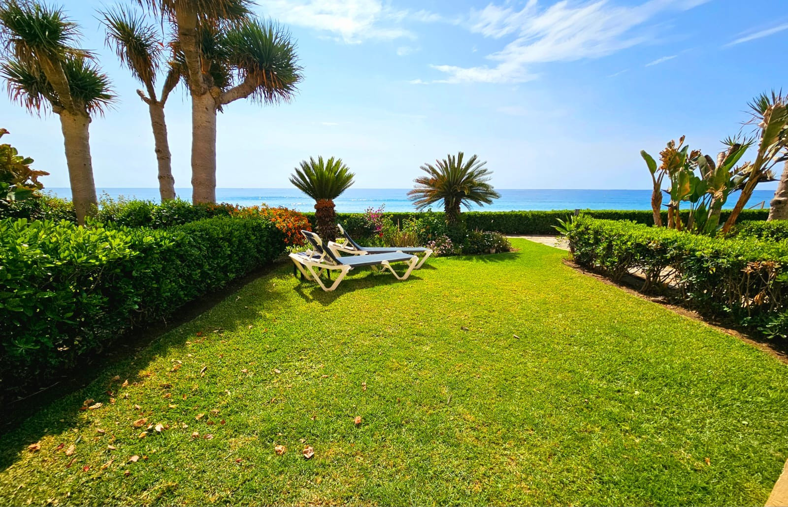 Fantastic ground floor apartment with a beachfront garden set in a small private complex with direct access to the beach in Estepona