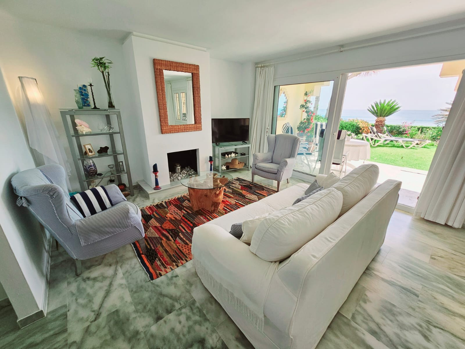 Fantastic ground floor apartment with a beachfront garden set in a small private complex with direct access to the beach in Estepona