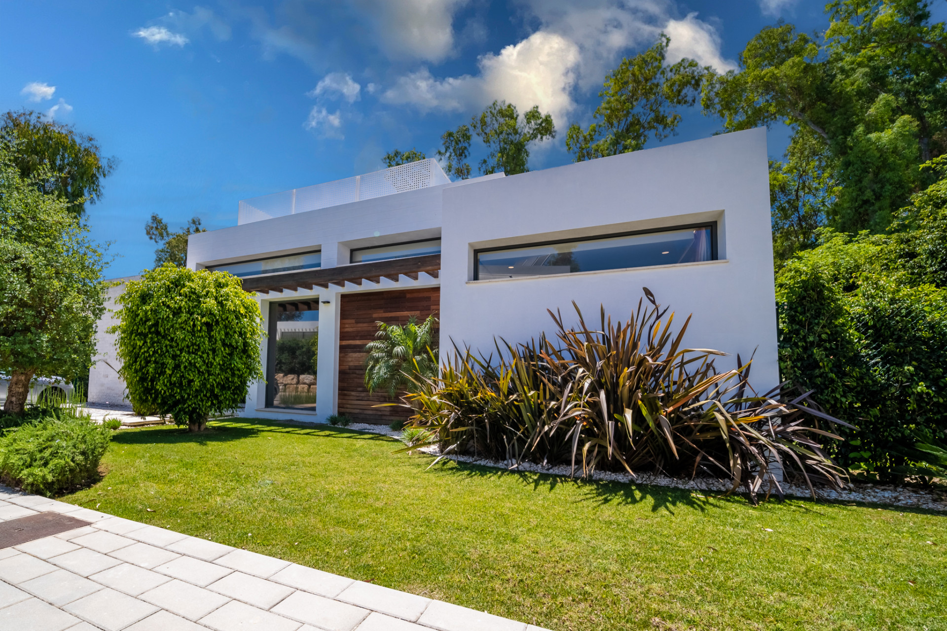 Beautiful and modern villa located in the desirable gated community of Arboleda, Estepona