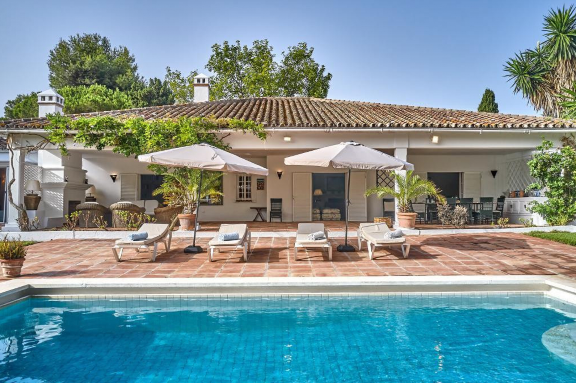 Beautiful Andalusian-style villa set in an extensive plot of more than 4000 m2 on the edge of one of the most prestigious golf courses in Casasola / Guadalmina Baja