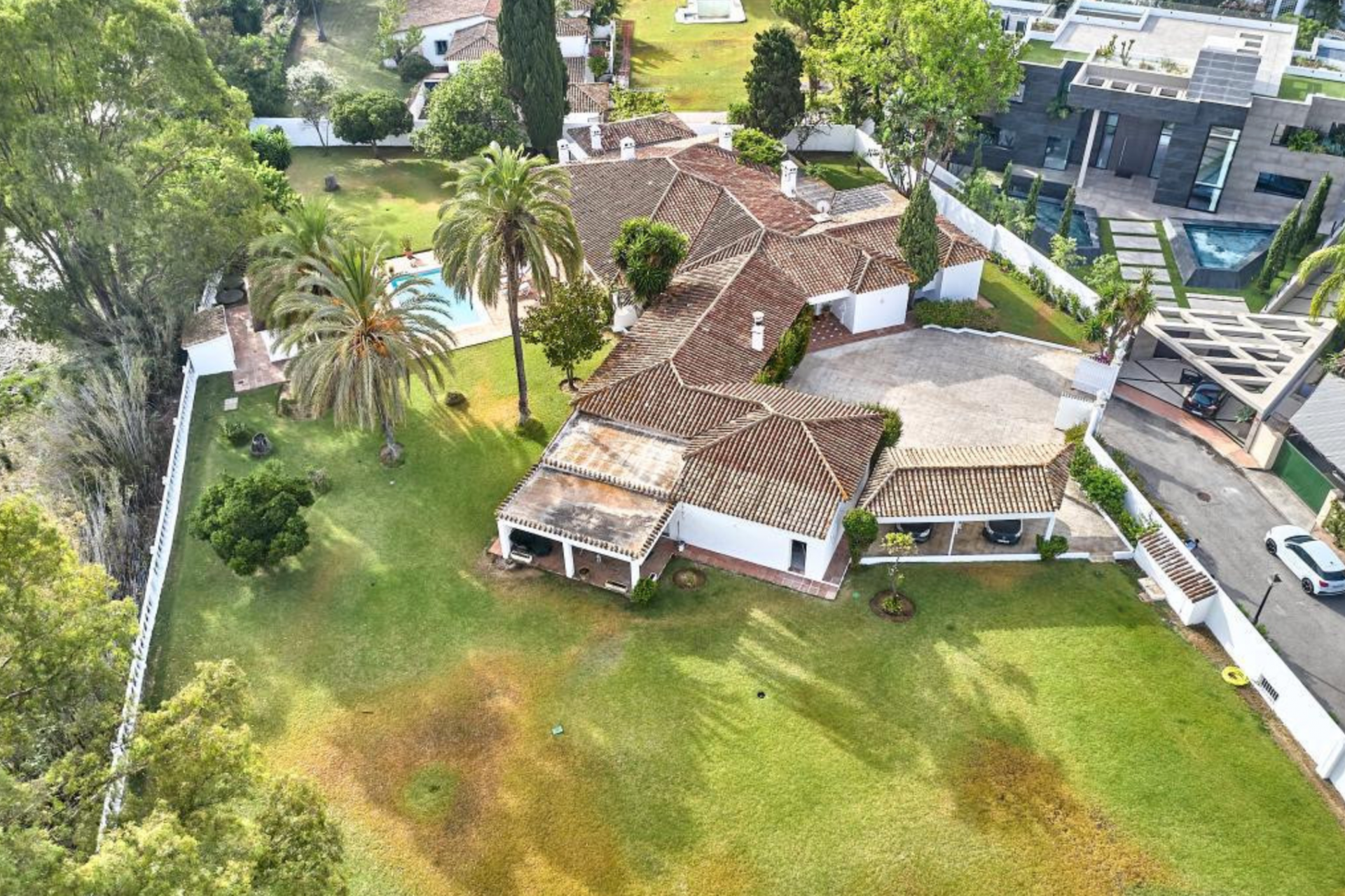 Beautiful Andalusian-style villa set in an extensive plot of more than 4000 m2 on the edge of one of the most prestigious golf courses in Casasola / Guadalmina Baja